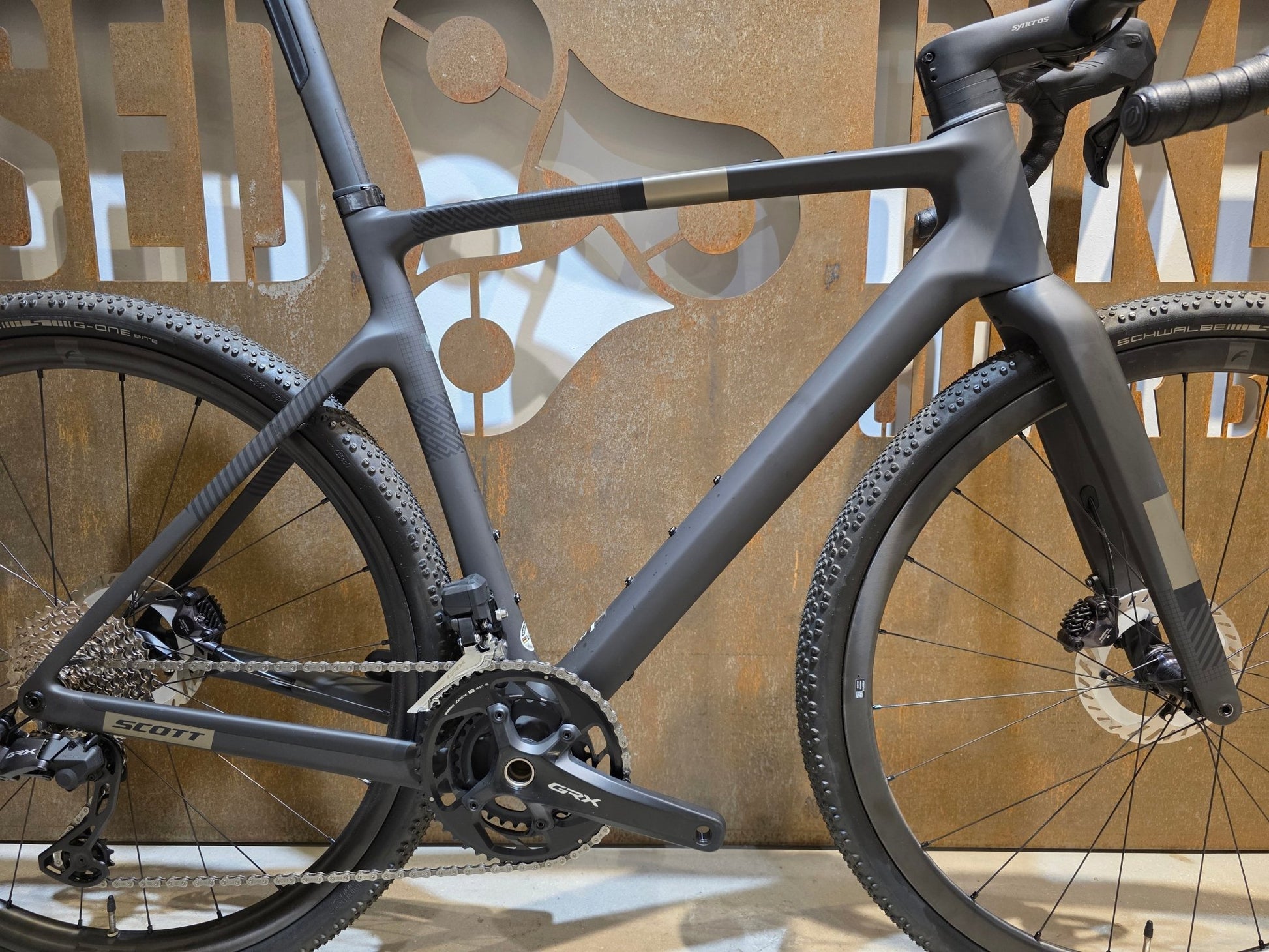 Gravel/Cyclocross von Scott, SCOTT ADDICT GRAVEL 10 / CARBON BLACK / M vor USEDBIKES - OB.DE Hintergrund