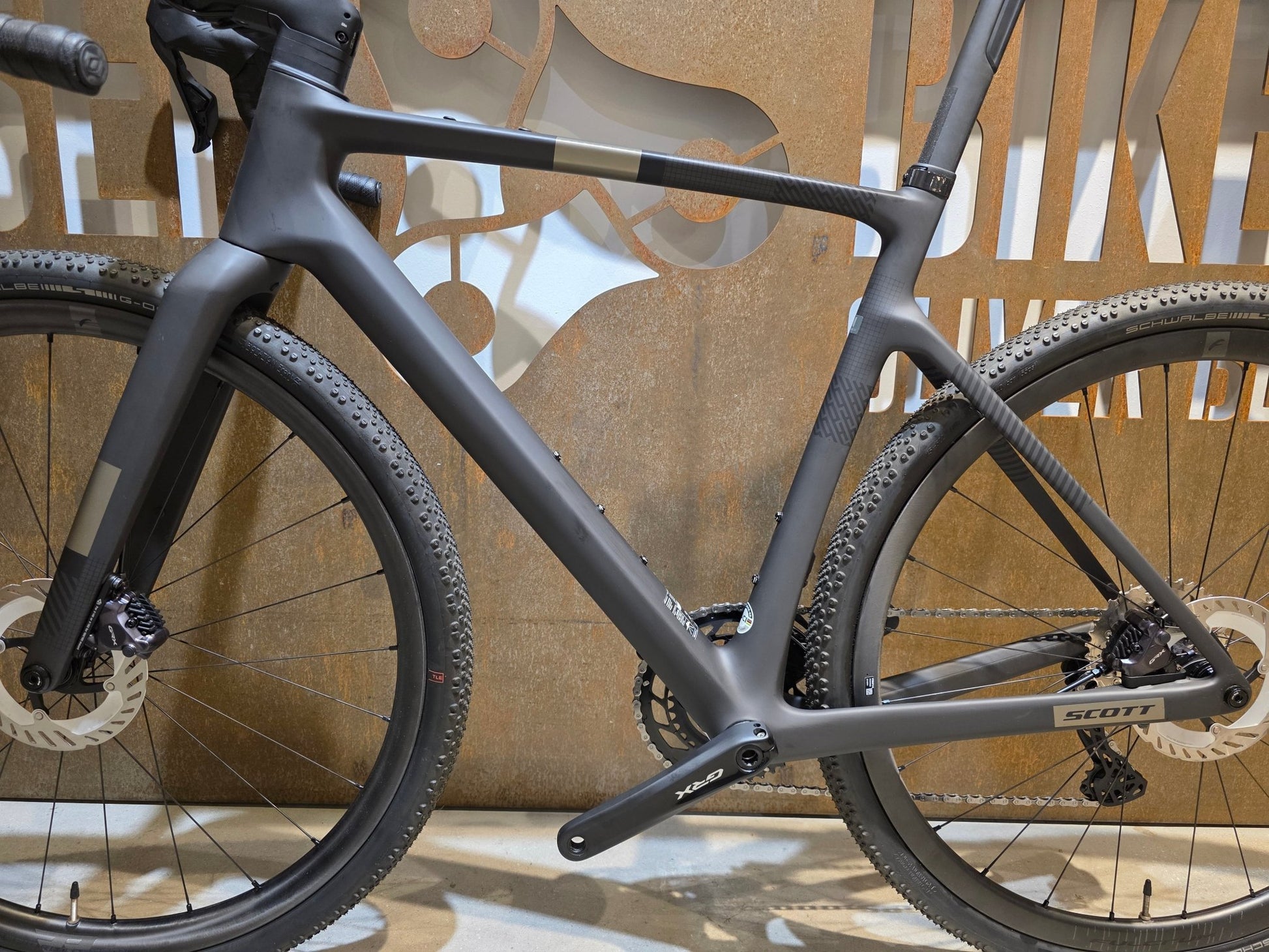 Gravel/Cyclocross von Scott, SCOTT ADDICT GRAVEL 10 / CARBON BLACK / M vor USEDBIKES - OB.DE Hintergrund