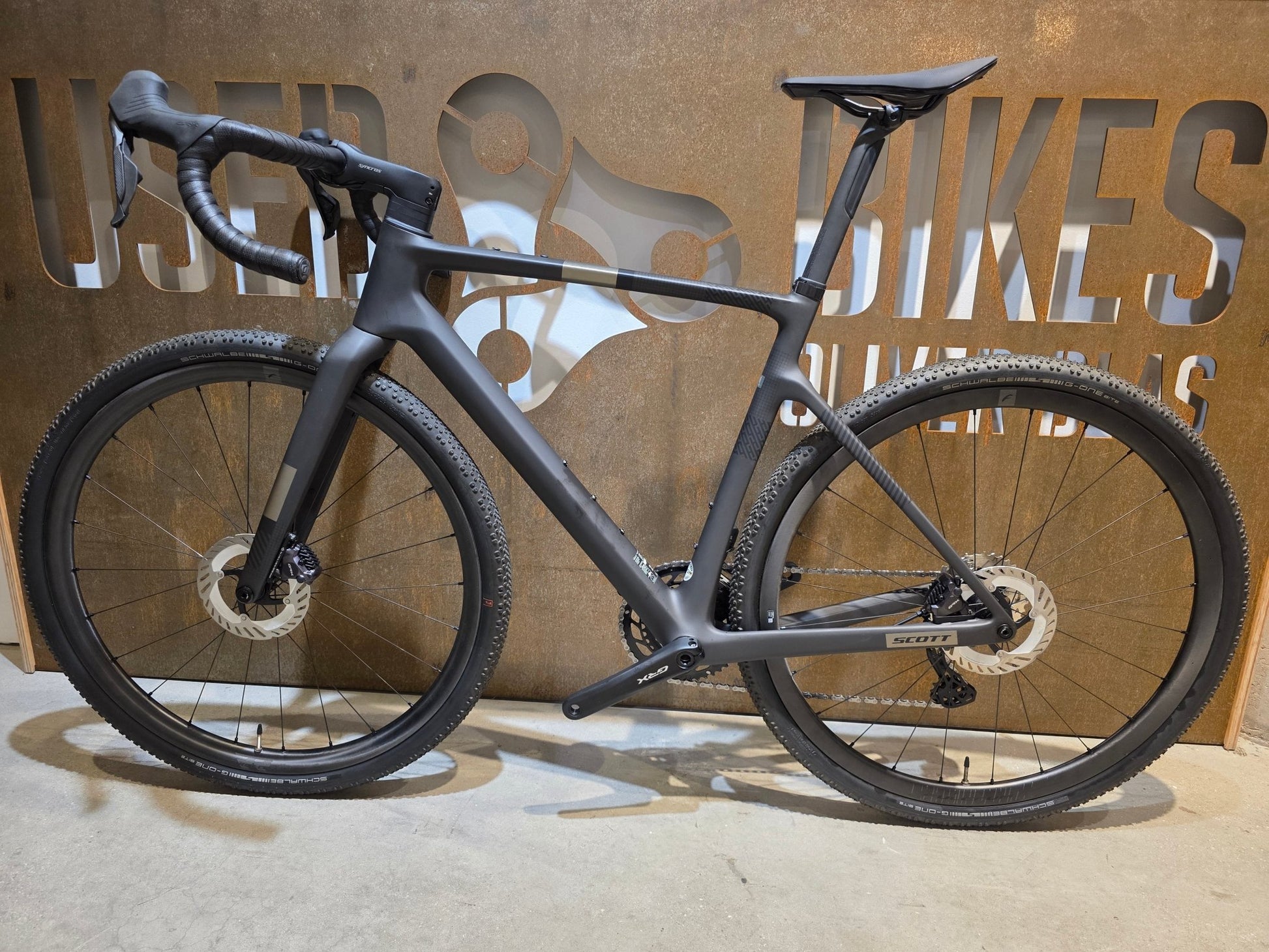 Gravel/Cyclocross von Scott, SCOTT ADDICT GRAVEL 10 / CARBON BLACK / M vor USEDBIKES - OB.DE Hintergrund