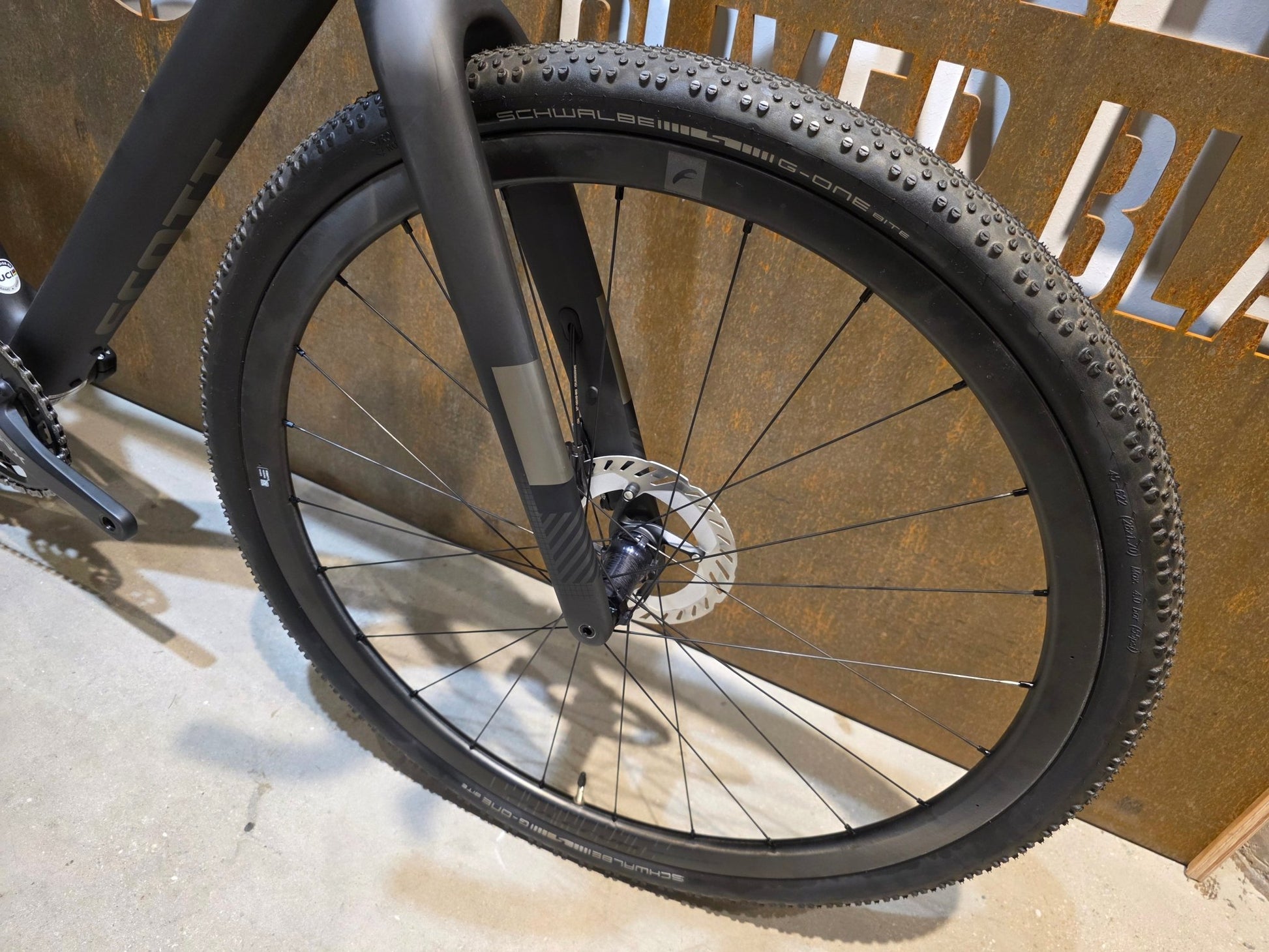 Gravel/Cyclocross von Scott, SCOTT ADDICT GRAVEL 10 / CARBON BLACK / M vor USEDBIKES - OB.DE Hintergrund