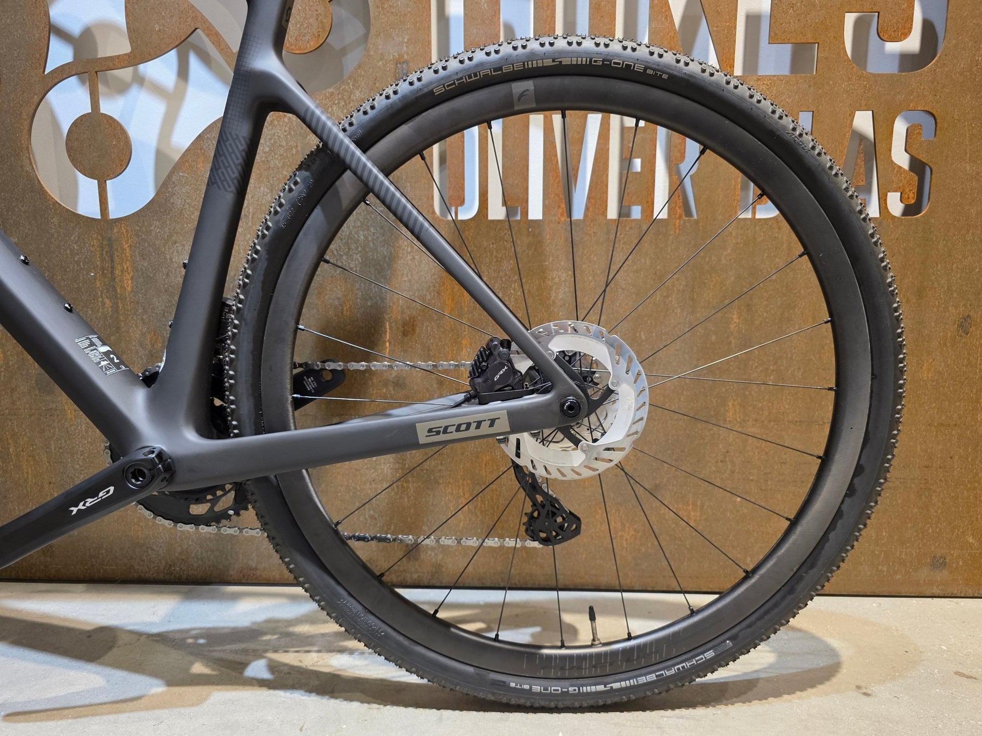 Gravel/Cyclocross von Scott, SCOTT ADDICT GRAVEL 10 / CARBON BLACK / M vor USEDBIKES - OB.DE Hintergrund