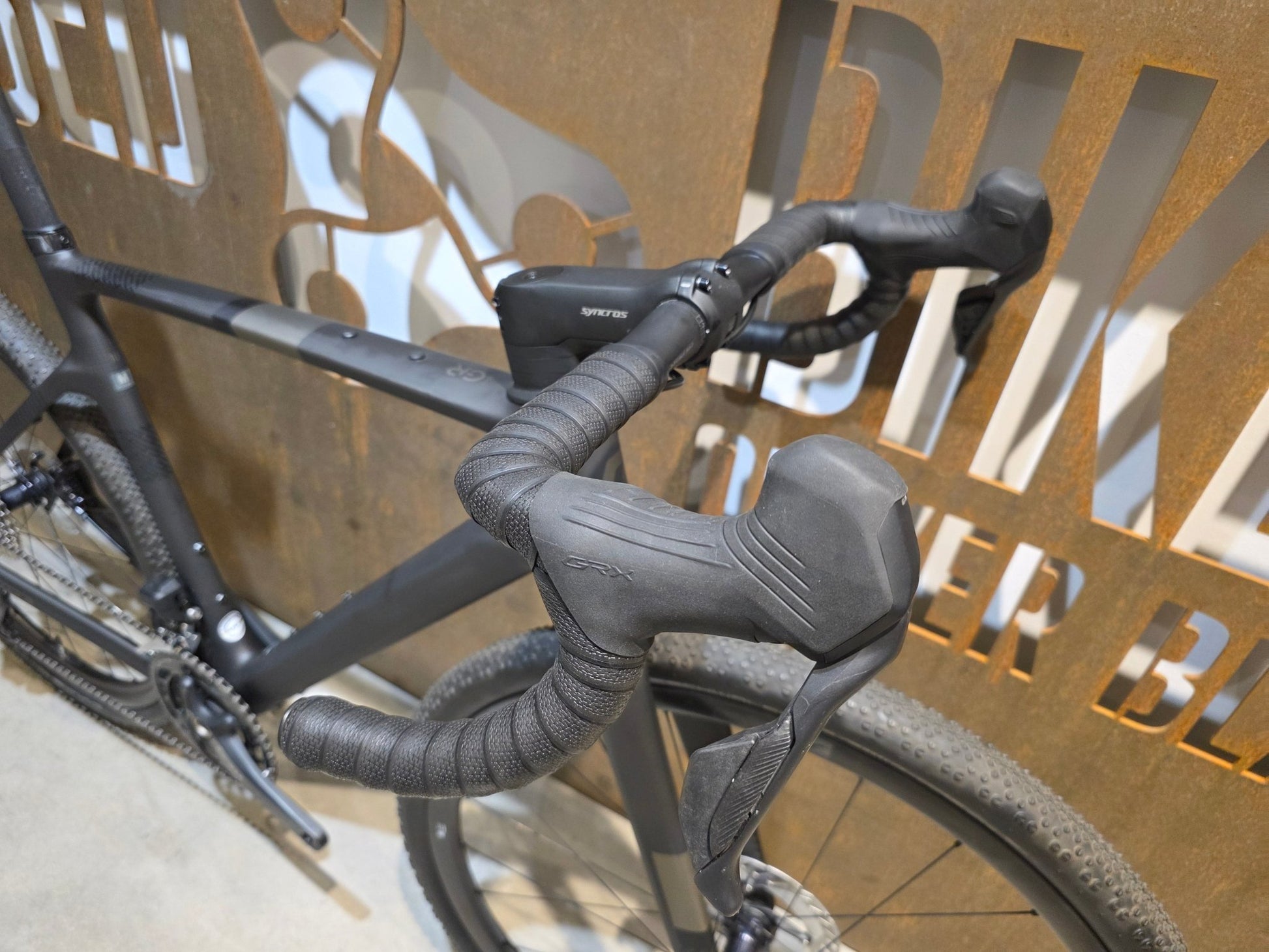 Gravel/Cyclocross von Scott, SCOTT ADDICT GRAVEL 10 / CARBON BLACK / M vor USEDBIKES - OB.DE Hintergrund