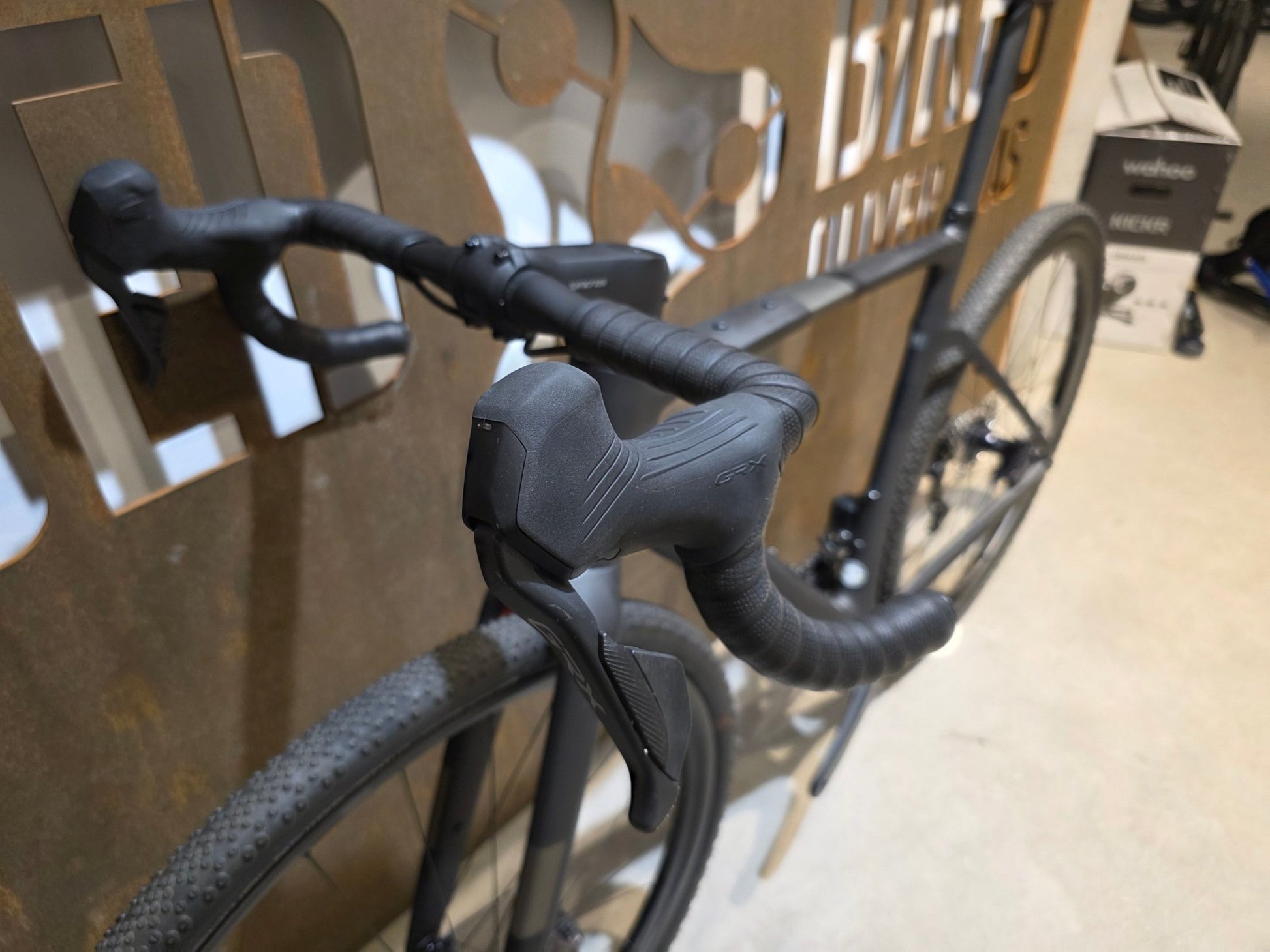 Gravel/Cyclocross von Scott, SCOTT ADDICT GRAVEL 10 / CARBON BLACK / M vor USEDBIKES - OB.DE Hintergrund