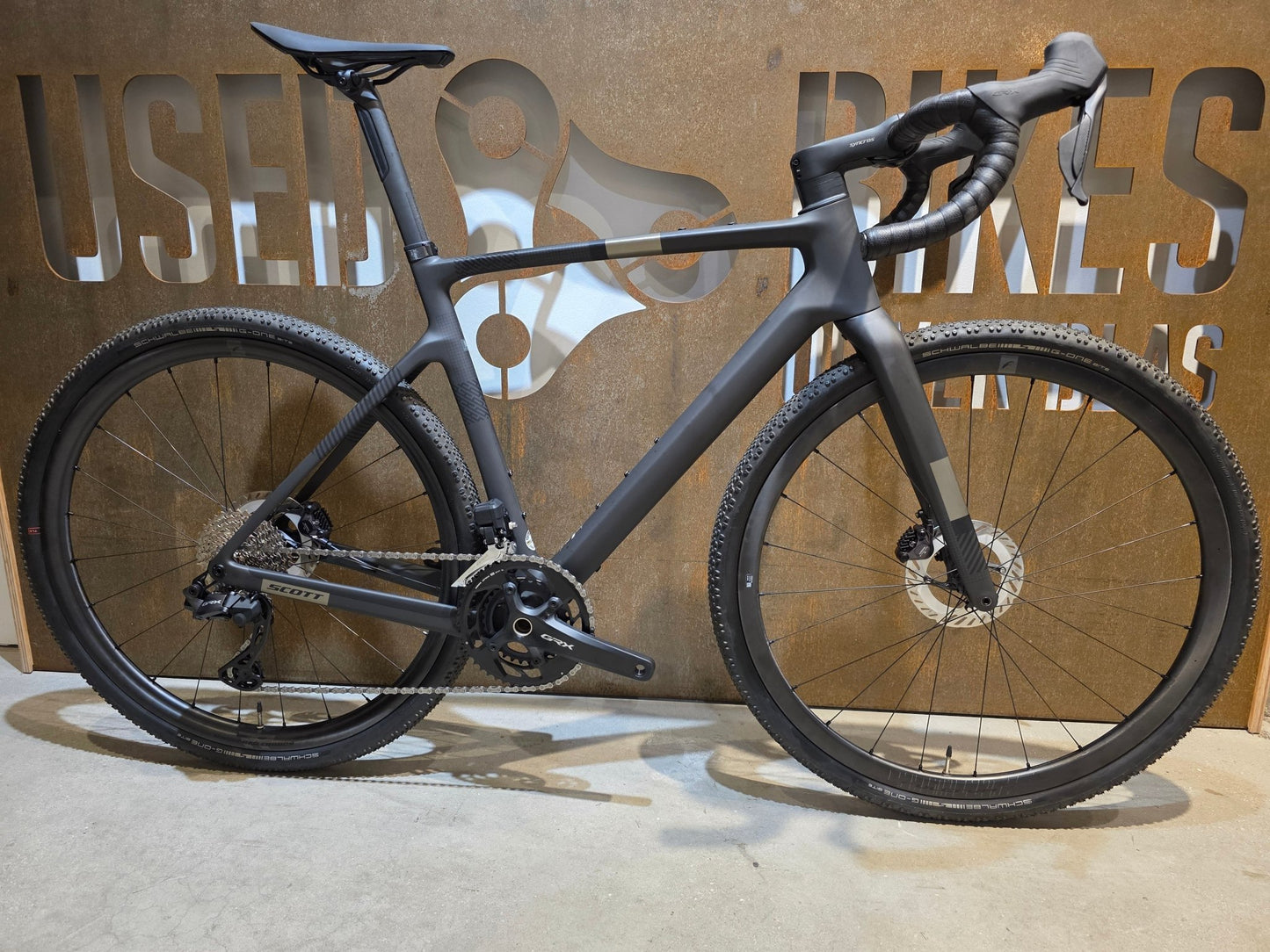 Gravel/Cyclocross von Scott, SCOTT ADDICT GRAVEL 10 / CARBON BLACK / M vor USEDBIKES - OB.DE Hintergrund