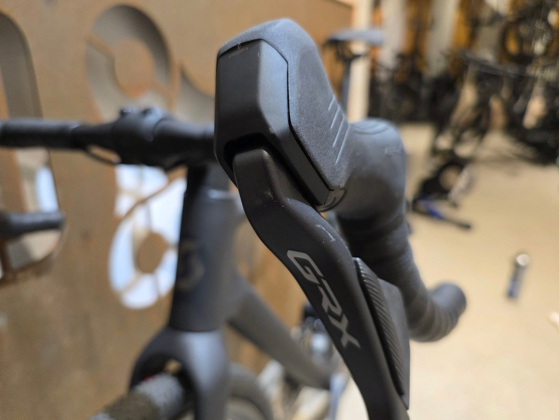 Gravel/Cyclocross von Scott, SCOTT ADDICT GRAVEL 10 / CARBON BLACK / M vor USEDBIKES - OB.DE Hintergrund