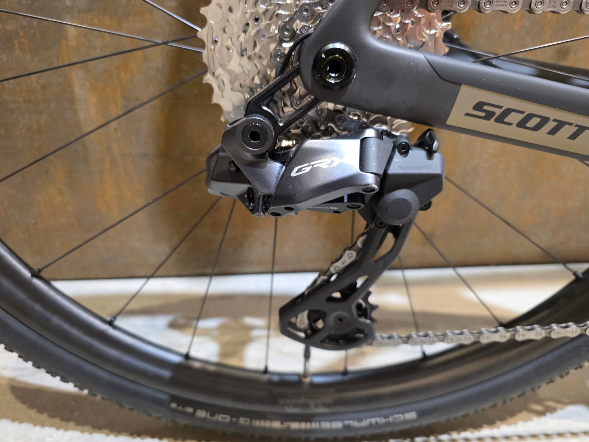 Gravel/Cyclocross von Scott, SCOTT ADDICT GRAVEL 10 / CARBON BLACK / M vor USEDBIKES - OB.DE Hintergrund