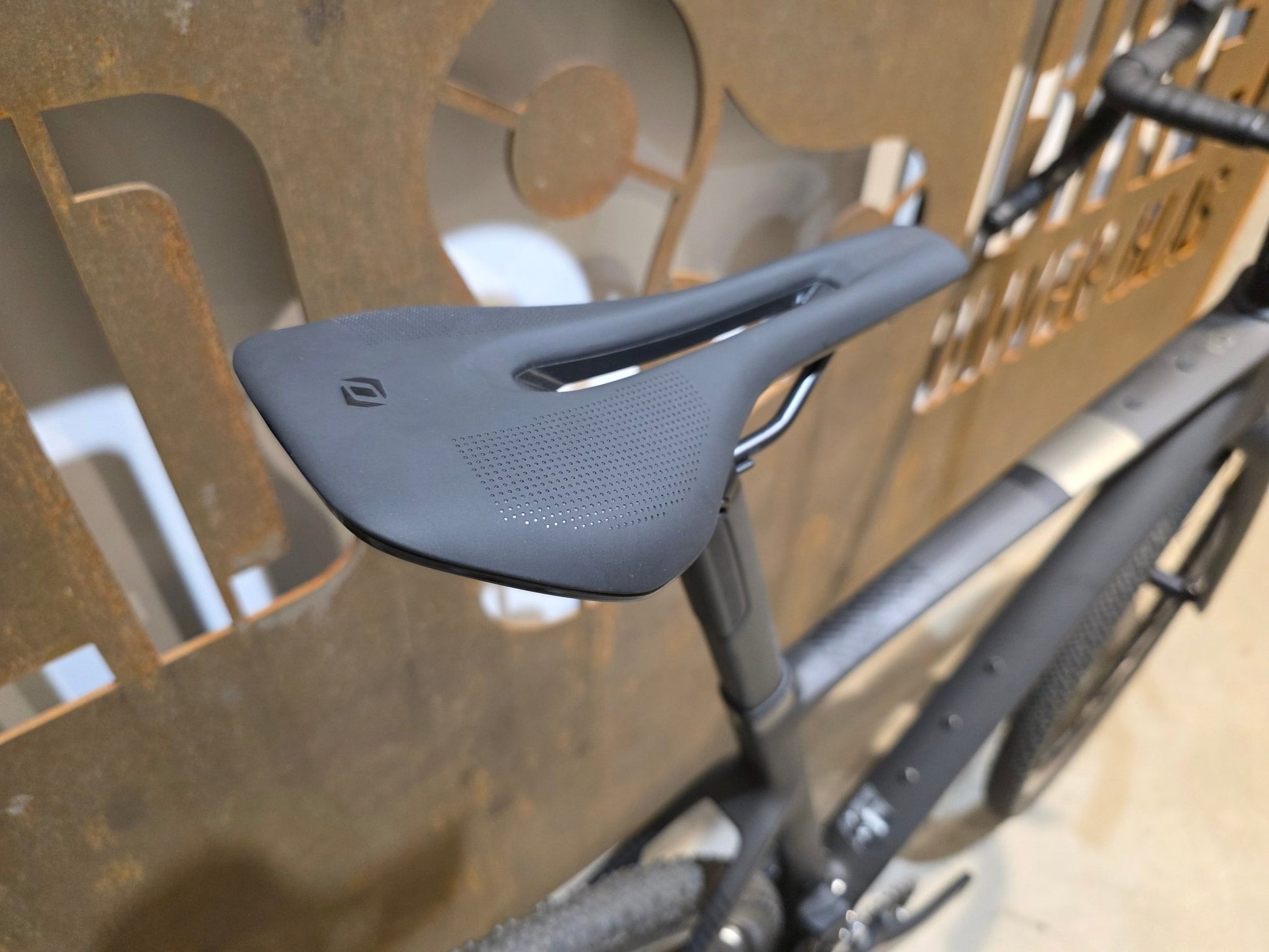 Gravel/Cyclocross von Scott, SCOTT ADDICT GRAVEL 10 / CARBON BLACK / M vor USEDBIKES - OB.DE Hintergrund