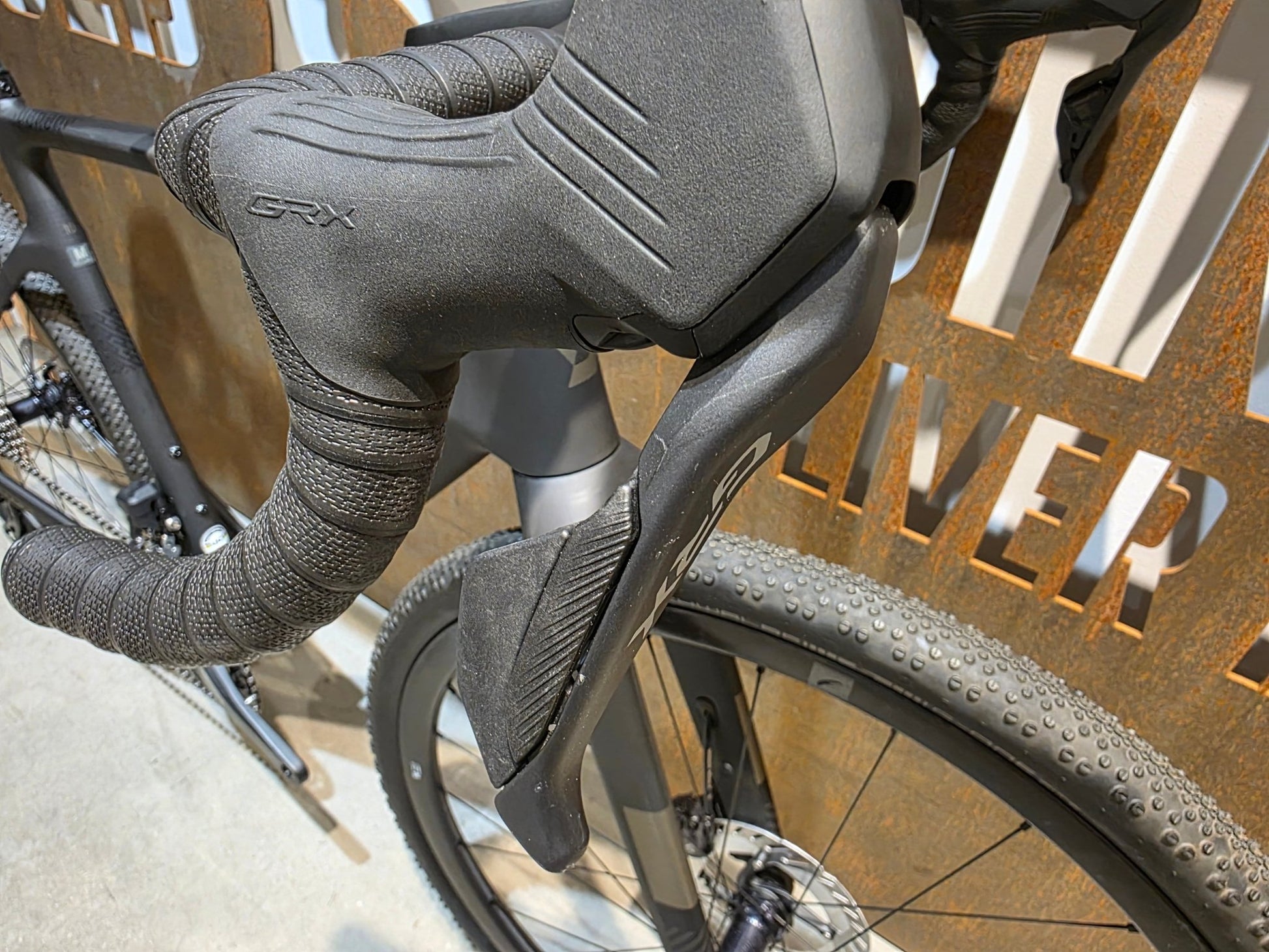 Gravel/Cyclocross von Scott, SCOTT ADDICT GRAVEL 10 / CARBON BLACK / M vor USEDBIKES - OB.DE Hintergrund