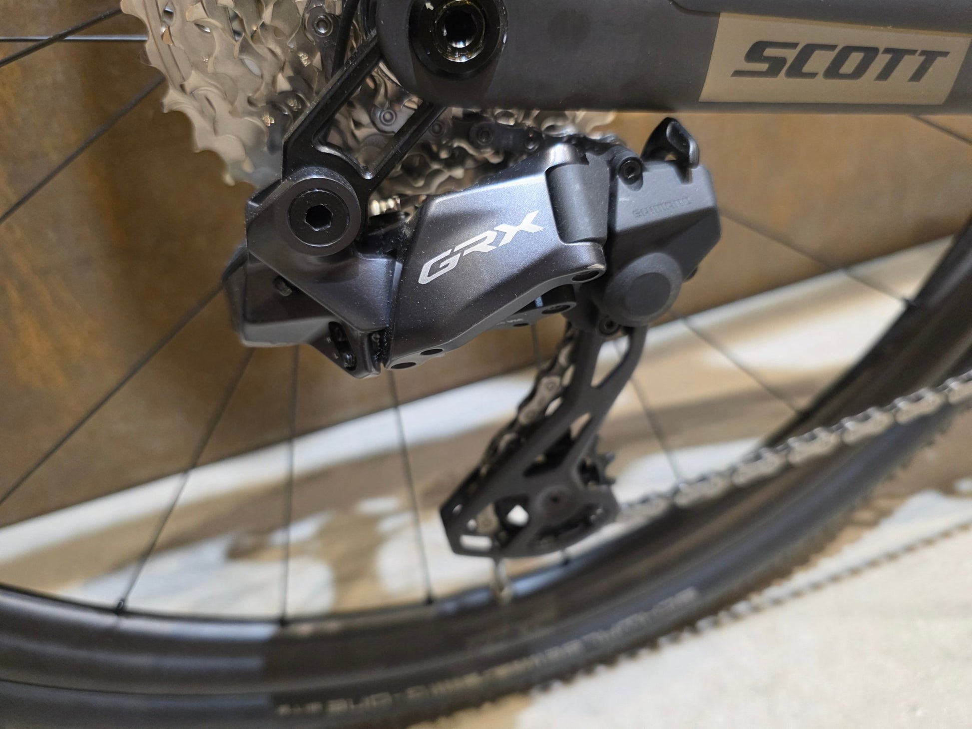 Gravel/Cyclocross von Scott, SCOTT ADDICT GRAVEL 10 / CARBON BLACK / M vor USEDBIKES - OB.DE Hintergrund