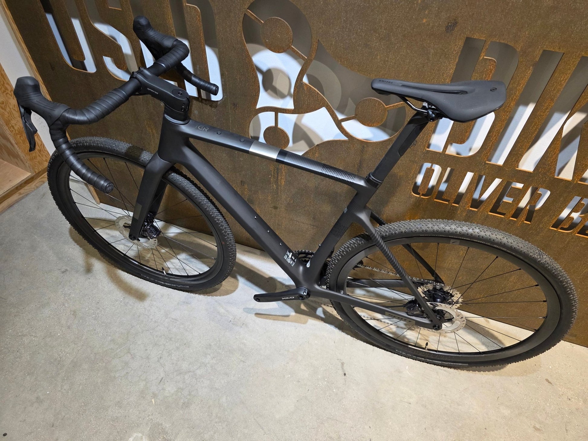 Gravel/Cyclocross von Scott, SCOTT ADDICT GRAVEL 10 / CARBON BLACK / M vor USEDBIKES - OB.DE Hintergrund