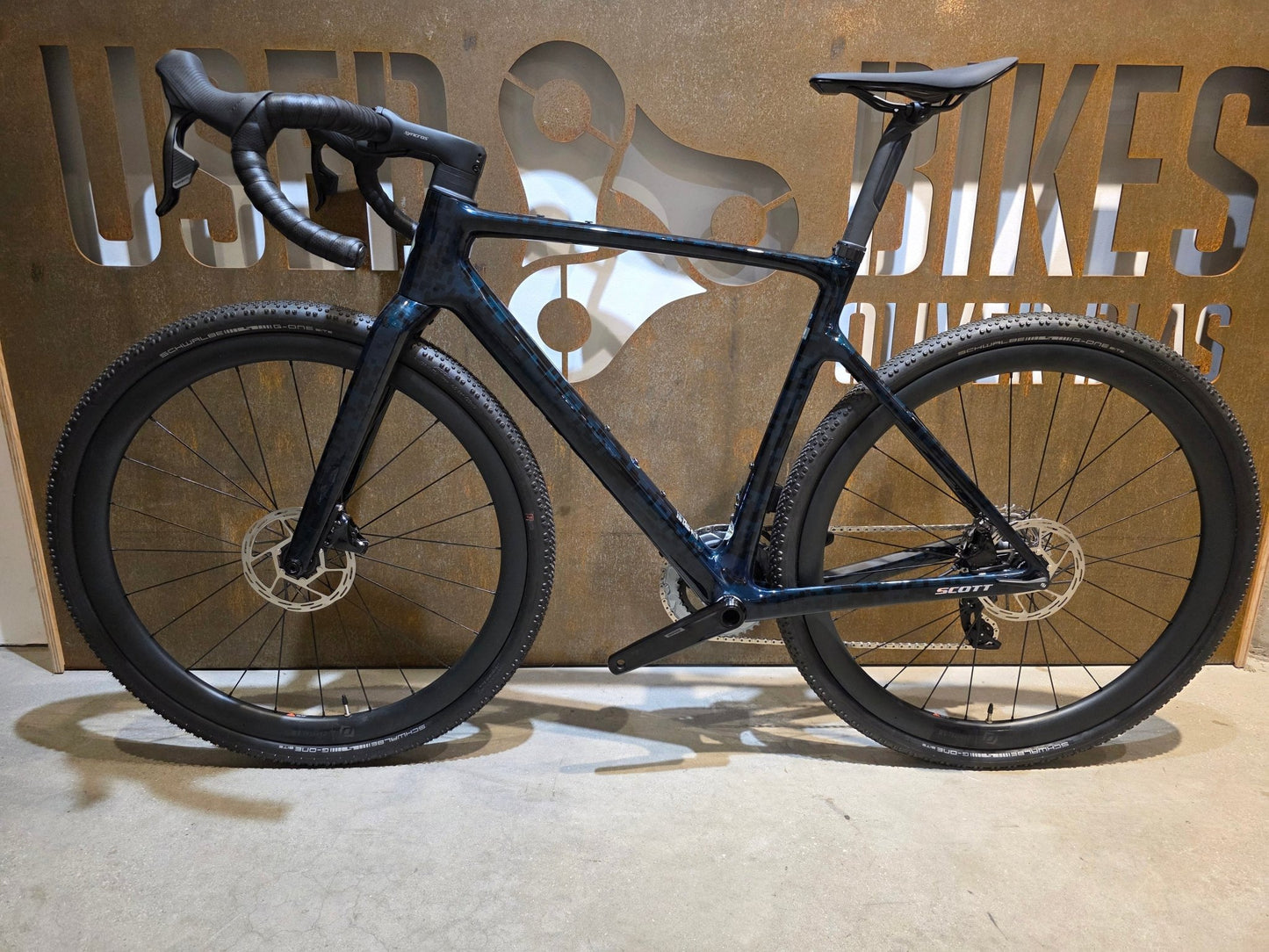 Gravel/Cyclocross von Scott, SCOTT ADDICT GRAVEL 20 / PETROL BLACK / M vor USEDBIKES - OB.DE Hintergrund