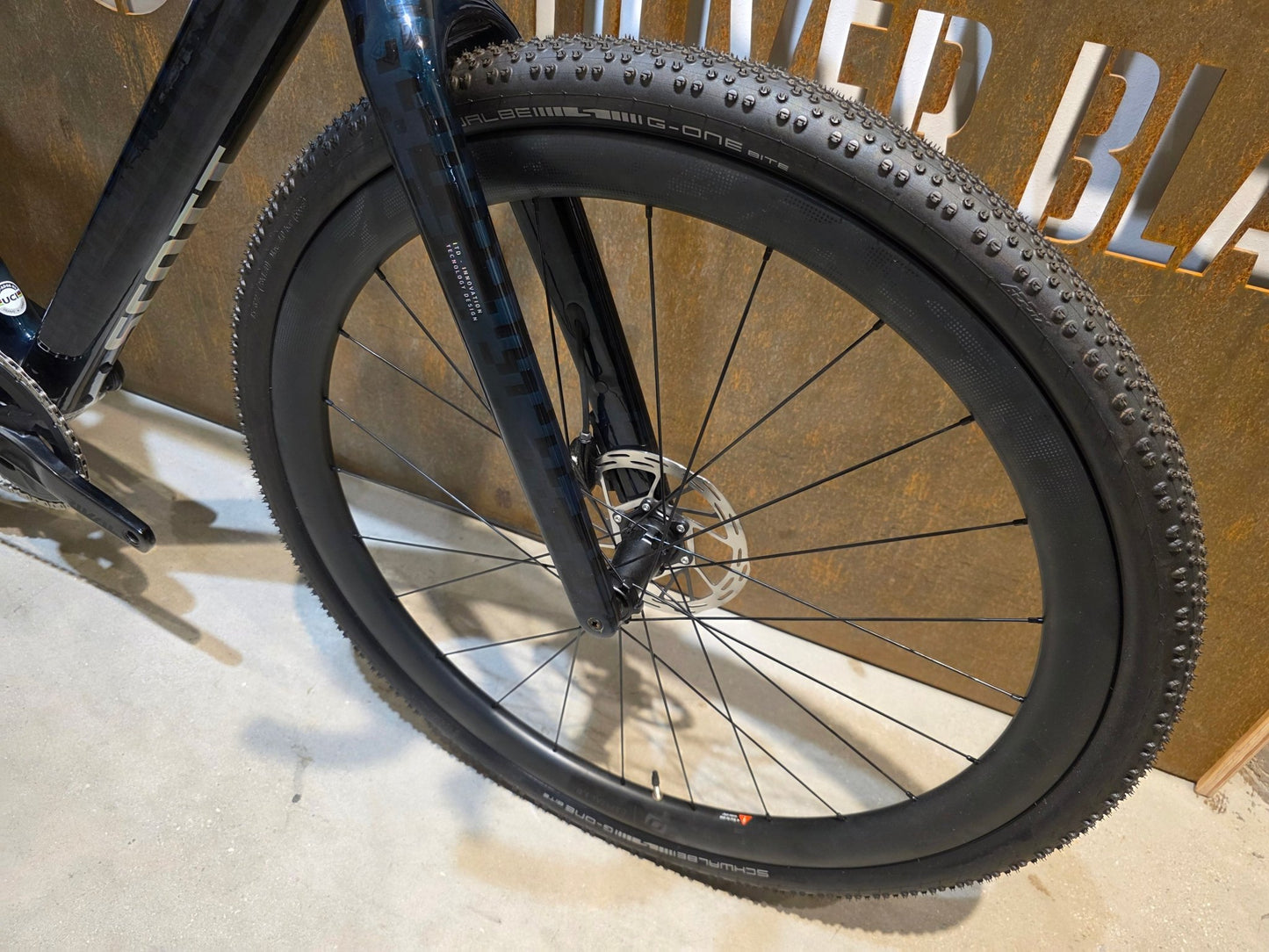 Gravel/Cyclocross von Scott, SCOTT ADDICT GRAVEL 20 / PETROL BLACK / M vor USEDBIKES - OB.DE Hintergrund