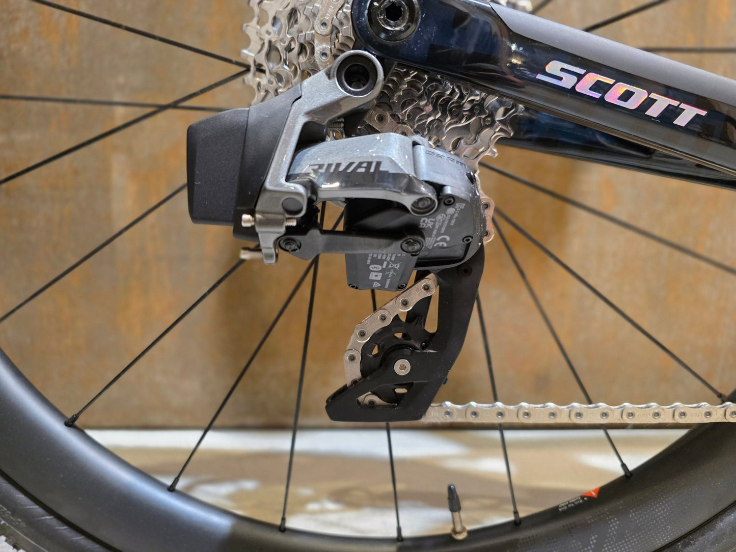 Gravel/Cyclocross von Scott, SCOTT ADDICT GRAVEL 20 / PETROL BLACK / M vor USEDBIKES - OB.DE Hintergrund