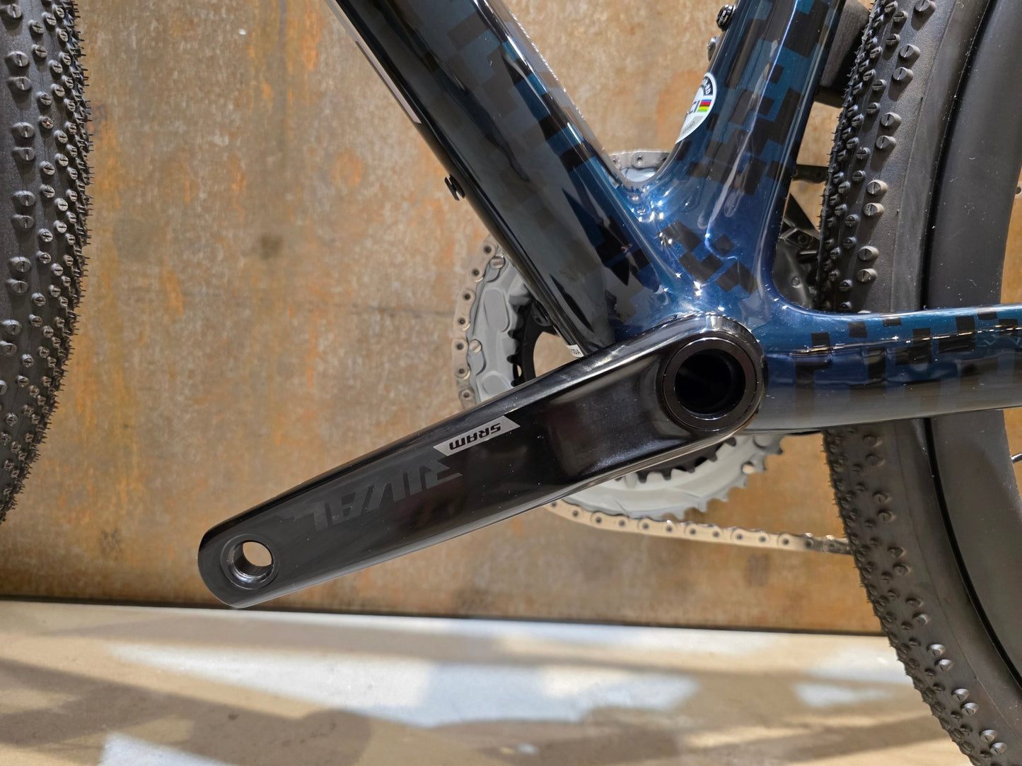 Gravel/Cyclocross von Scott, SCOTT ADDICT GRAVEL 20 / PETROL BLACK / M vor USEDBIKES - OB.DE Hintergrund