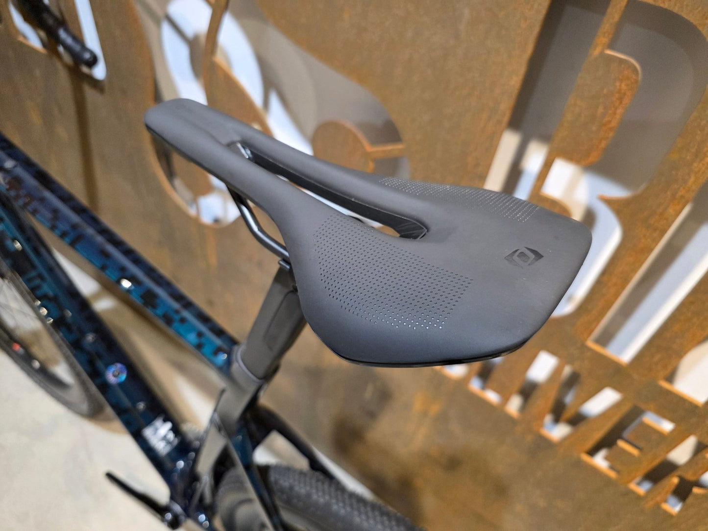 Gravel/Cyclocross von Scott, SCOTT ADDICT GRAVEL 20 / PETROL BLACK / M vor USEDBIKES - OB.DE Hintergrund