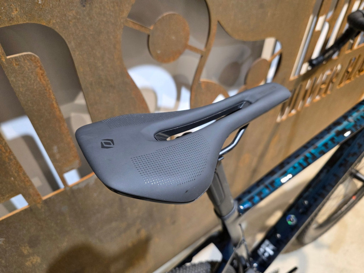 Gravel/Cyclocross von Scott, SCOTT ADDICT GRAVEL 20 / PETROL BLACK / M vor USEDBIKES - OB.DE Hintergrund