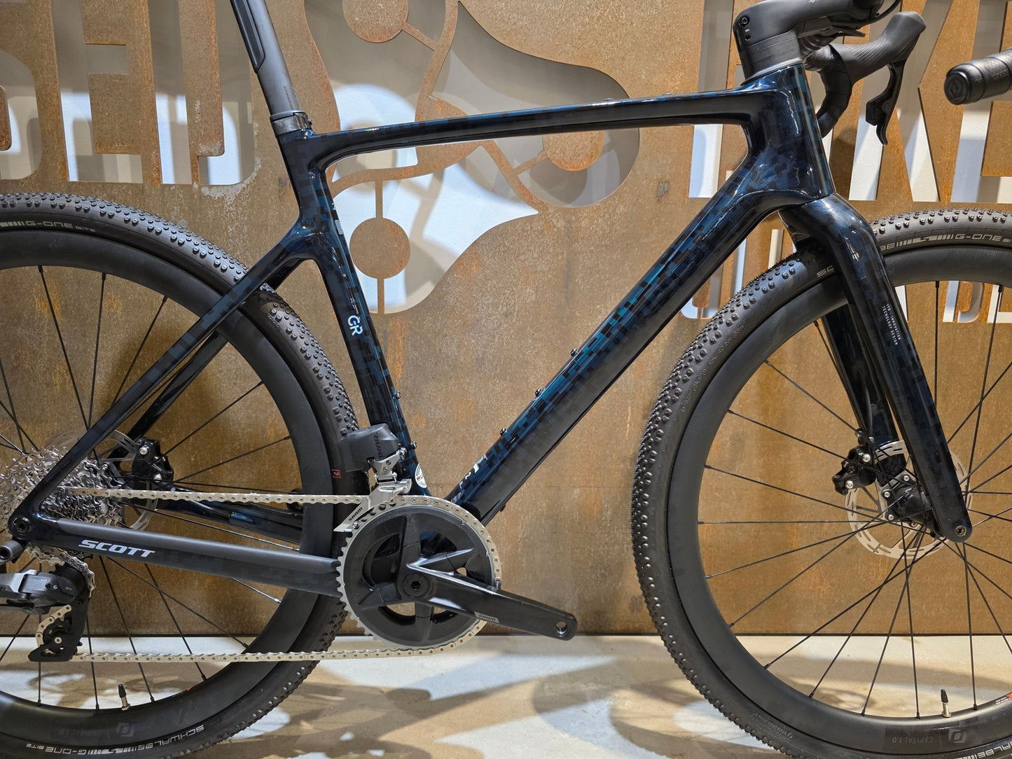 Gravel/Cyclocross von Scott, SCOTT ADDICT GRAVEL 20 / PETROL BLACK / M vor USEDBIKES - OB.DE Hintergrund