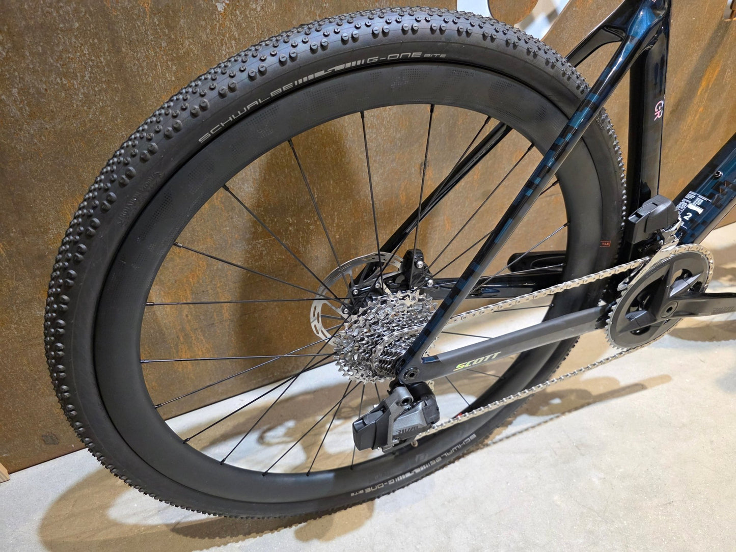 Gravel/Cyclocross von Scott, SCOTT ADDICT GRAVEL 20 / PETROL BLACK / M vor USEDBIKES - OB.DE Hintergrund