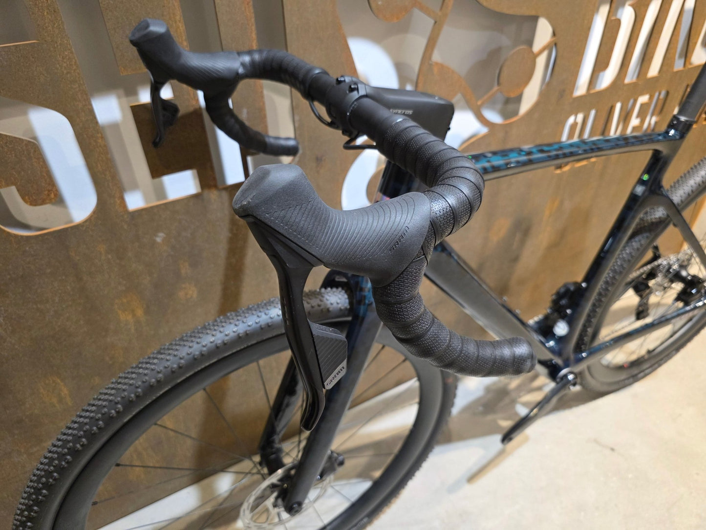 Gravel/Cyclocross von Scott, SCOTT ADDICT GRAVEL 20 / PETROL BLACK / M vor USEDBIKES - OB.DE Hintergrund