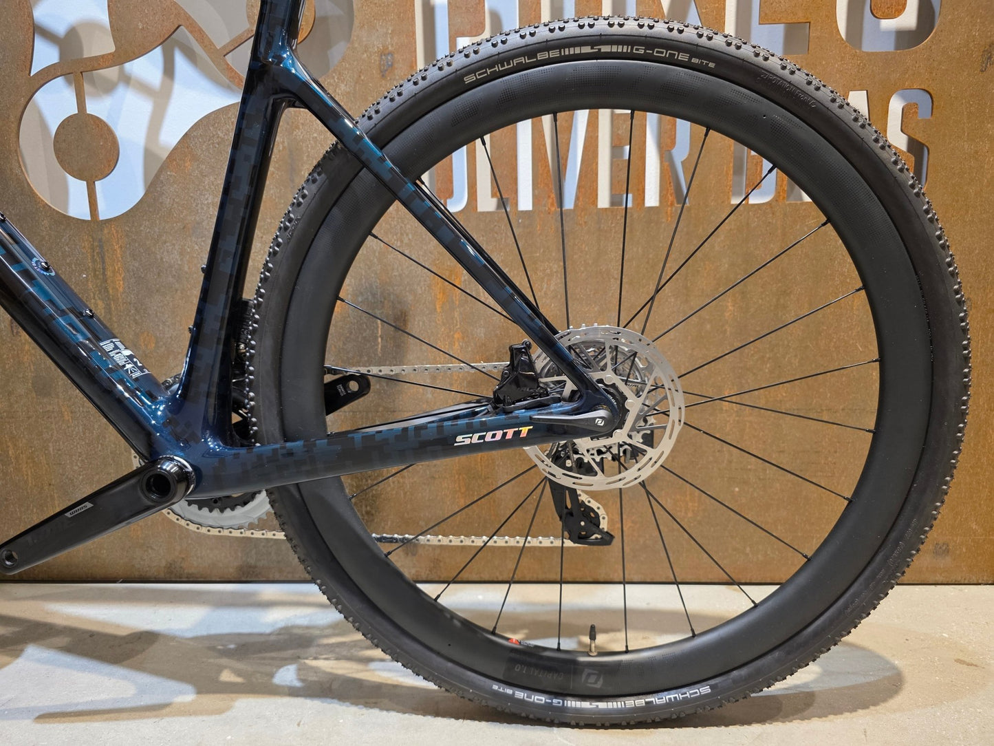 Gravel/Cyclocross von Scott, SCOTT ADDICT GRAVEL 20 / PETROL BLACK / M vor USEDBIKES - OB.DE Hintergrund