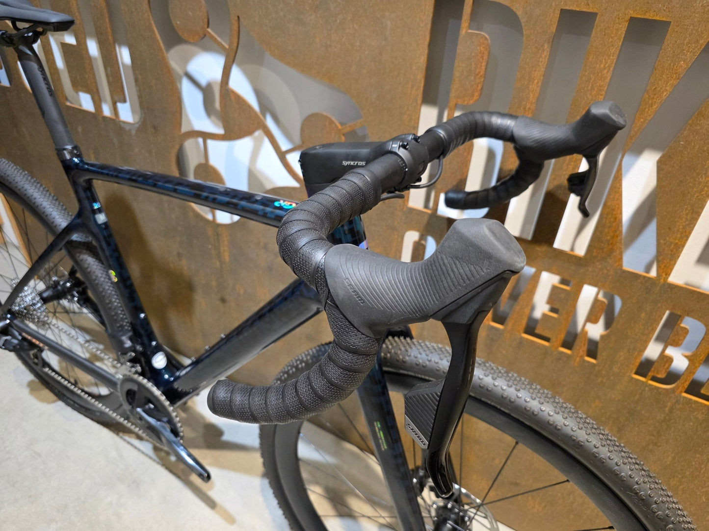 Gravel/Cyclocross von Scott, SCOTT ADDICT GRAVEL 20 / PETROL BLACK / M vor USEDBIKES - OB.DE Hintergrund