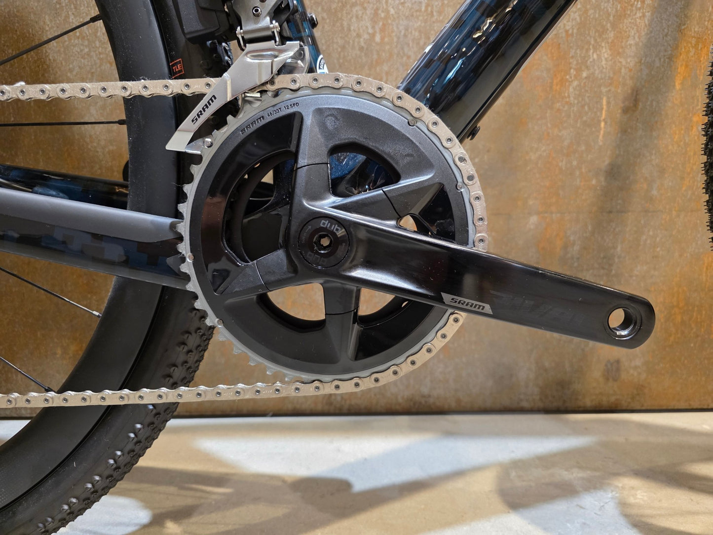 Gravel/Cyclocross von Scott, SCOTT ADDICT GRAVEL 20 / PETROL BLACK / M vor USEDBIKES - OB.DE Hintergrund