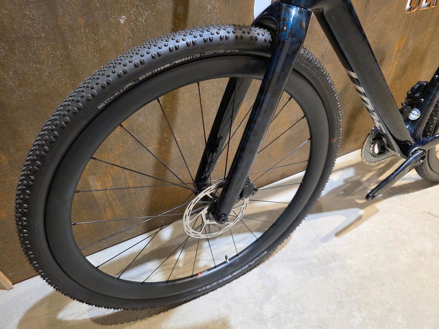 Gravel/Cyclocross von Scott, SCOTT ADDICT GRAVEL 20 / PETROL BLACK / M vor USEDBIKES - OB.DE Hintergrund