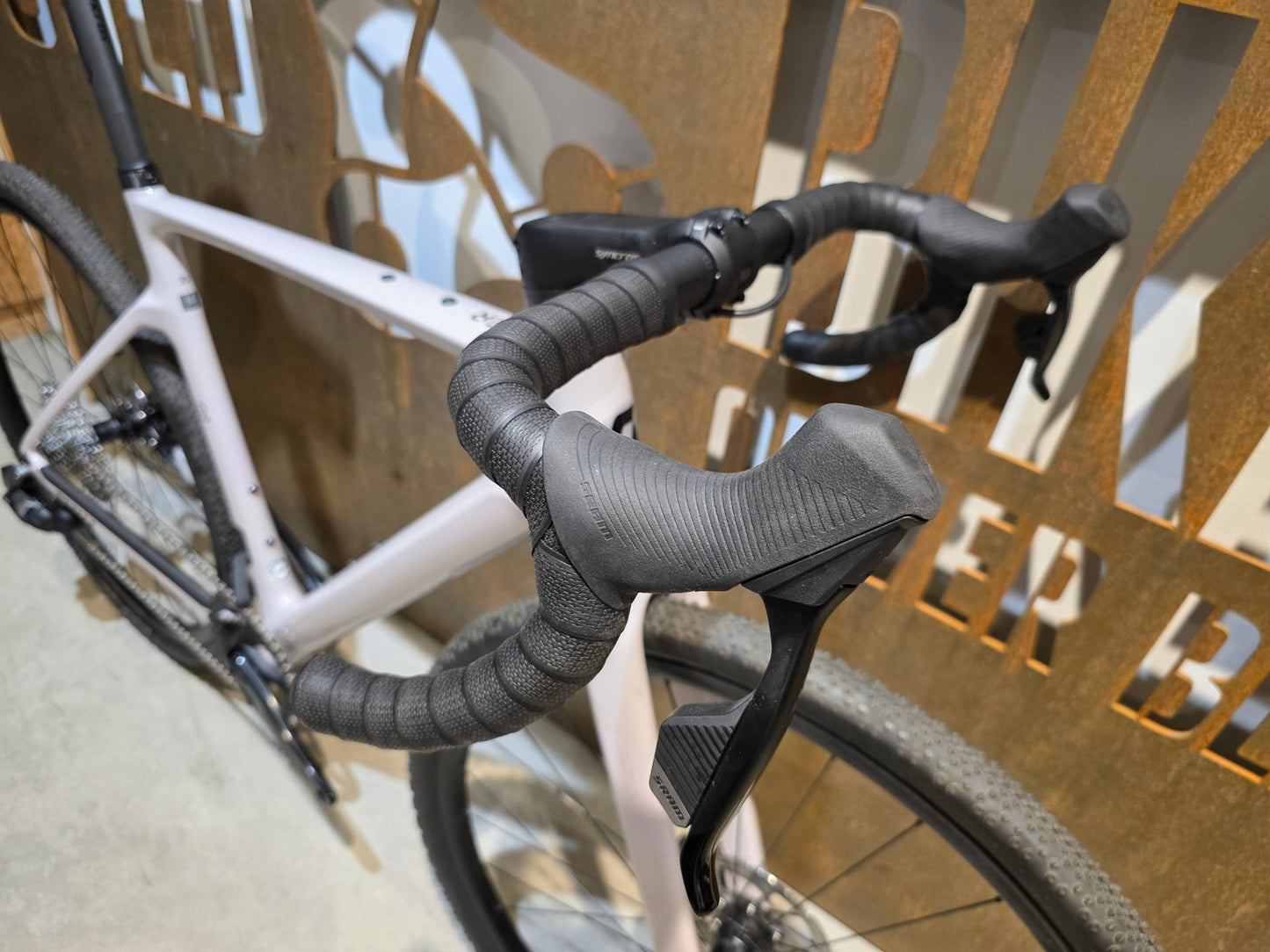 Gravel/Cyclocross von Scott, SCOTT ADDICT GRAVEL 30 / HUSHED PINK / M vor USEDBIKES - OB.DE Hintergrund
