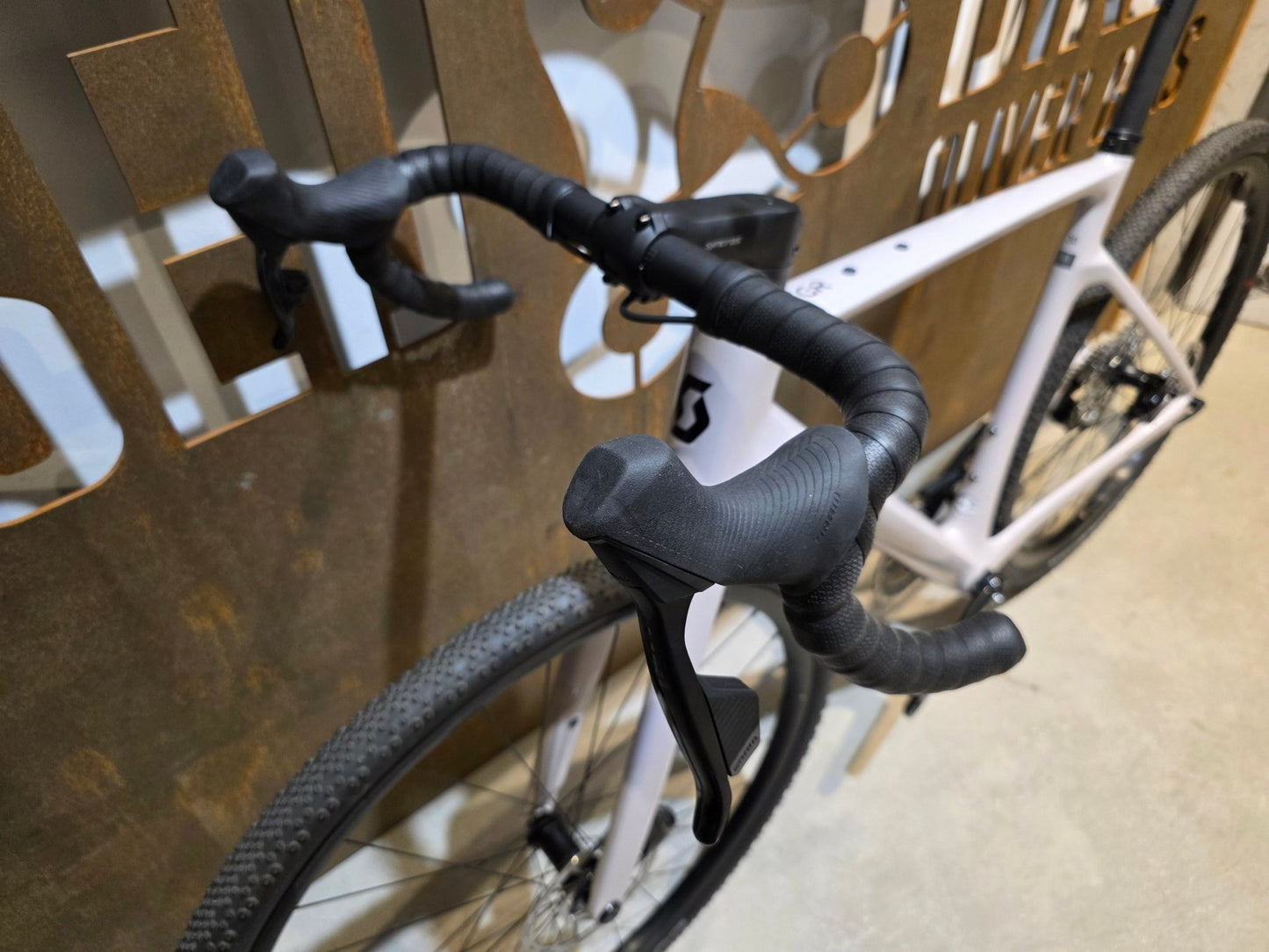 Gravel/Cyclocross von Scott, SCOTT ADDICT GRAVEL 30 / HUSHED PINK / M vor USEDBIKES - OB.DE Hintergrund