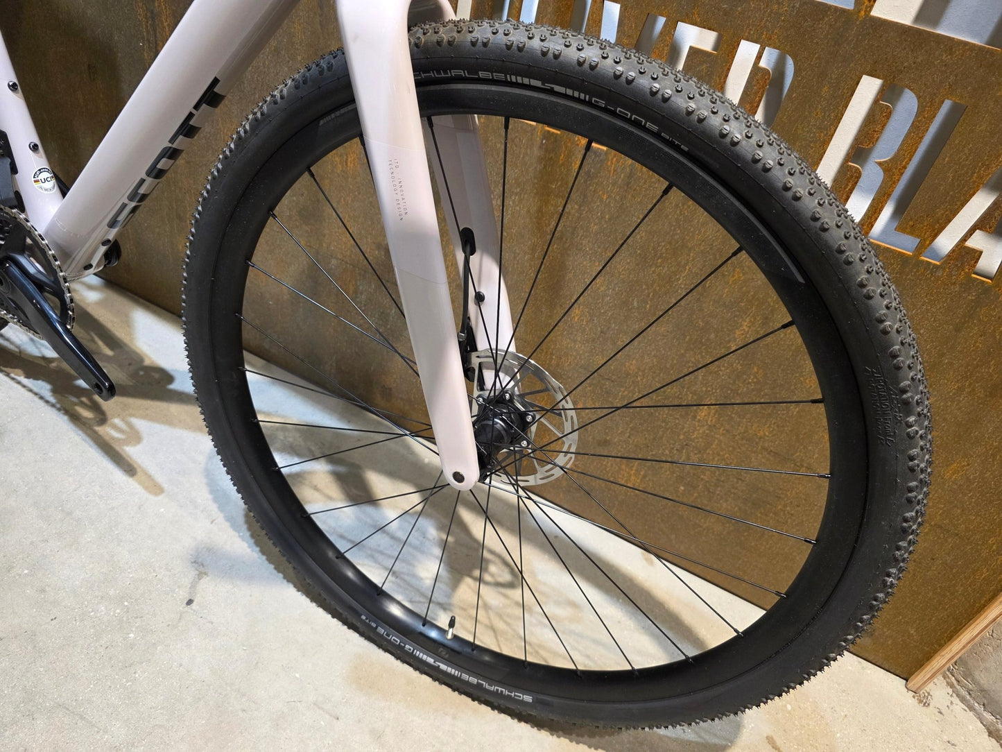 Gravel/Cyclocross von Scott, SCOTT ADDICT GRAVEL 30 / HUSHED PINK / M vor USEDBIKES - OB.DE Hintergrund