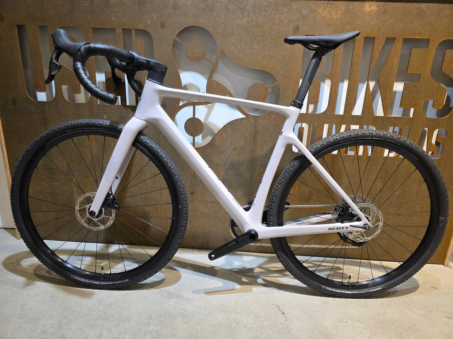Gravel/Cyclocross von Scott, SCOTT ADDICT GRAVEL 30 / HUSHED PINK / M vor USEDBIKES - OB.DE Hintergrund