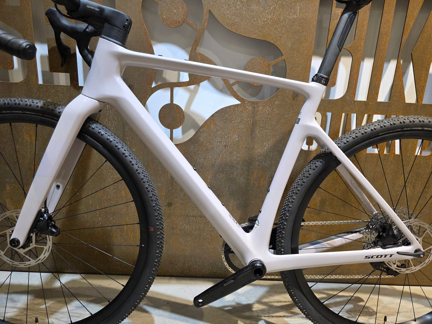 Gravel/Cyclocross von Scott, SCOTT ADDICT GRAVEL 30 / HUSHED PINK / M vor USEDBIKES - OB.DE Hintergrund