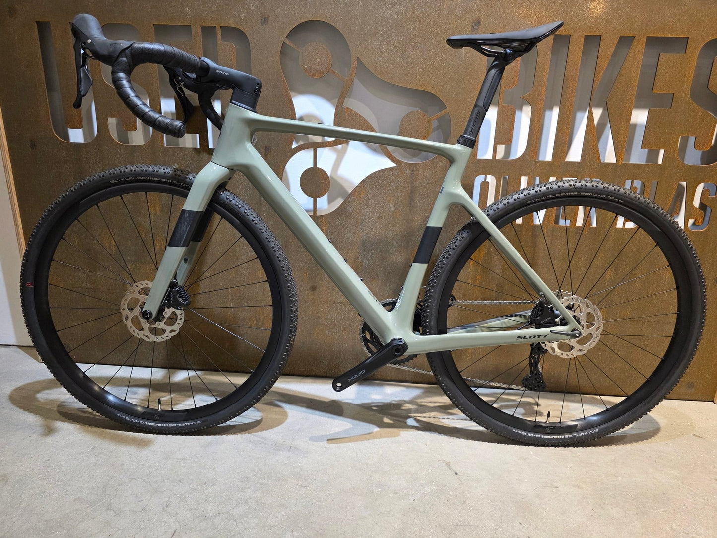 Gravel/Cyclocross von Scott, SCOTT ADDICT GRAVEL 50 / UNDERGROWT GREEN / M vor USEDBIKES - OB.DE Hintergrund