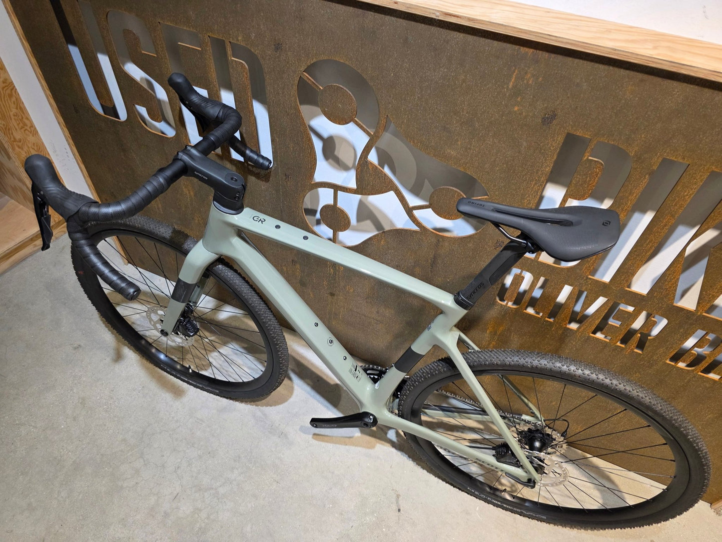 Gravel/Cyclocross von Scott, SCOTT ADDICT GRAVEL 50 / UNDERGROWT GREEN / M vor USEDBIKES - OB.DE Hintergrund