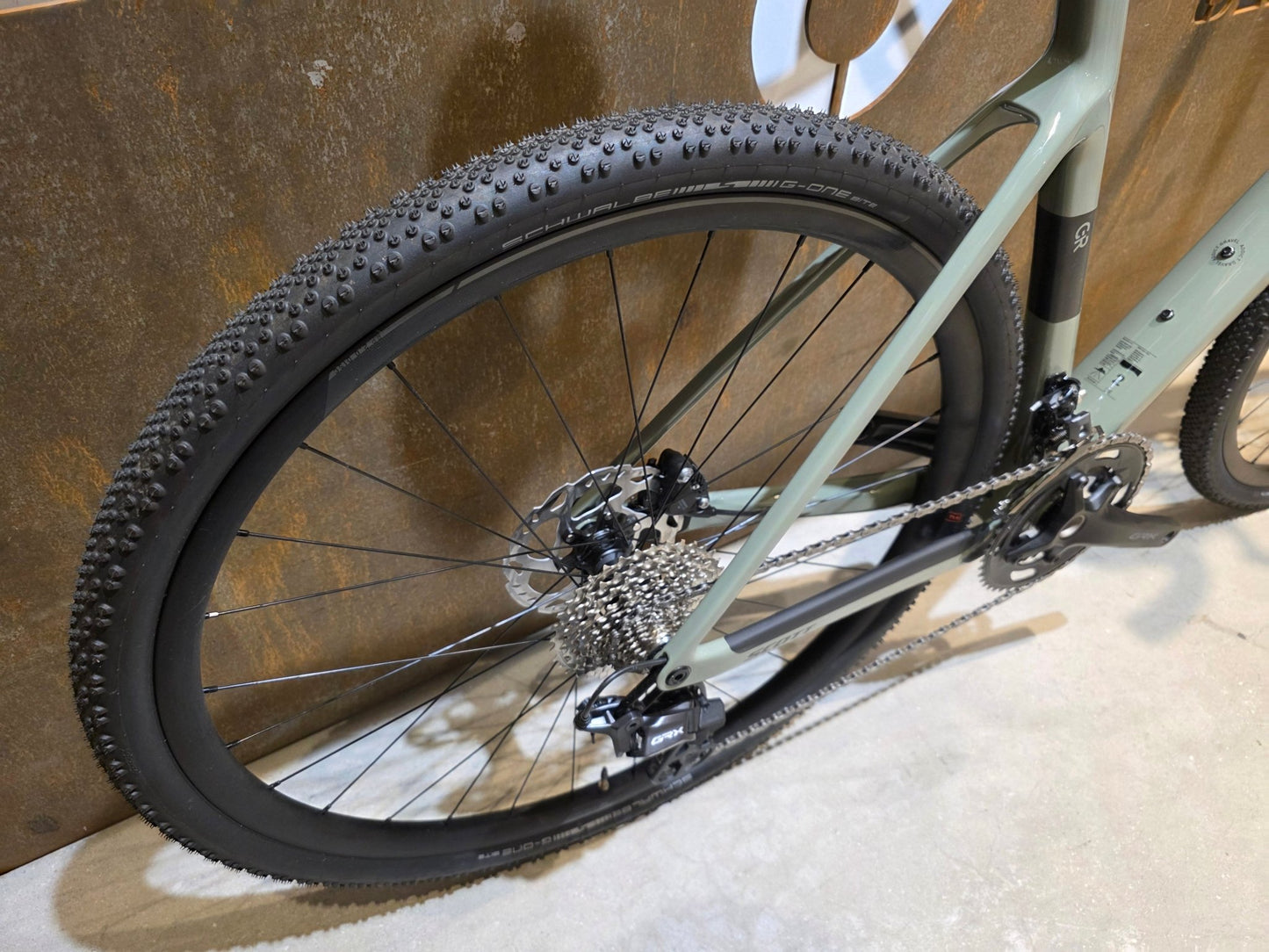 Gravel/Cyclocross von Scott, SCOTT ADDICT GRAVEL 50 / UNDERGROWT GREEN / M vor USEDBIKES - OB.DE Hintergrund