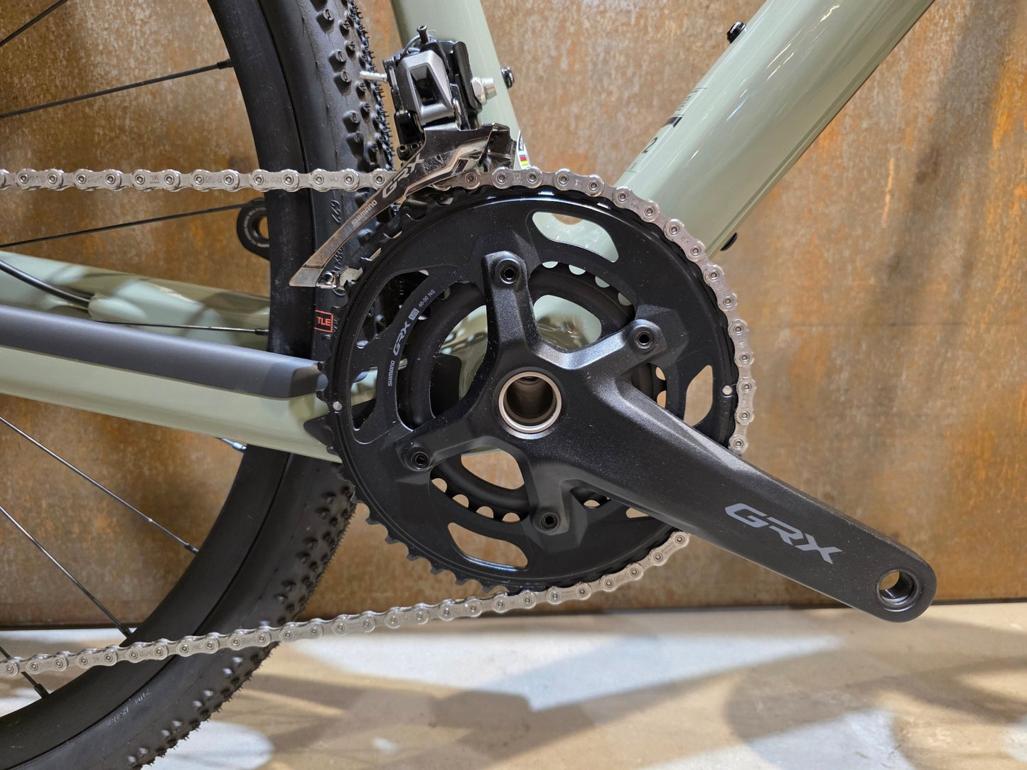 Gravel/Cyclocross von Scott, SCOTT ADDICT GRAVEL 50 / UNDERGROWT GREEN / M vor USEDBIKES - OB.DE Hintergrund