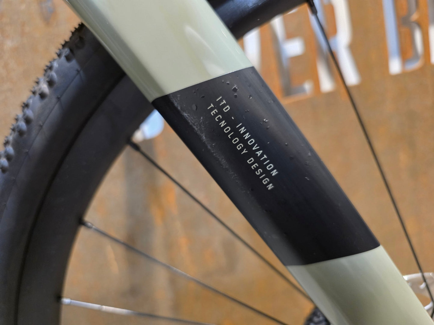 Gravel/Cyclocross von Scott, SCOTT ADDICT GRAVEL 50 / UNDERGROWT GREEN / M vor USEDBIKES - OB.DE Hintergrund