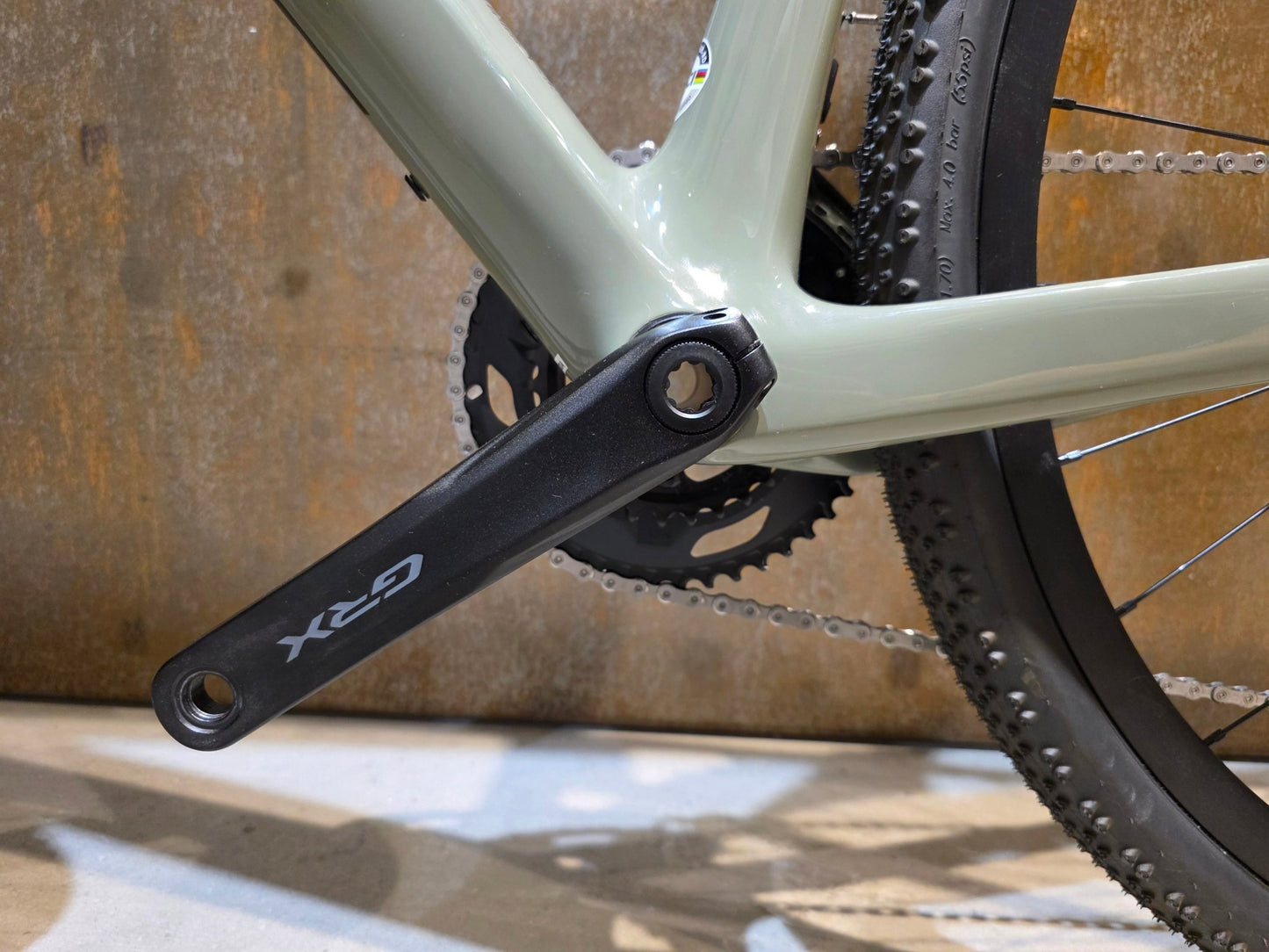 Gravel/Cyclocross von Scott, SCOTT ADDICT GRAVEL 50 / UNDERGROWT GREEN / M vor USEDBIKES - OB.DE Hintergrund