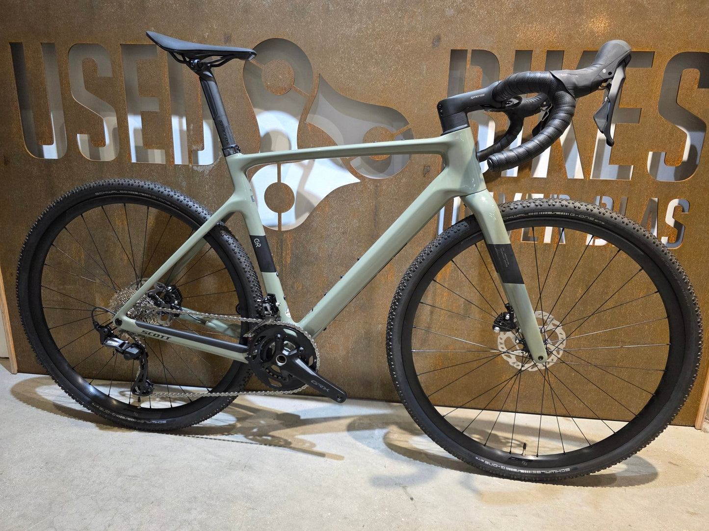 Gravel/Cyclocross von Scott, SCOTT ADDICT GRAVEL 50 / UNDERGROWT GREEN / M vor USEDBIKES - OB.DE Hintergrund