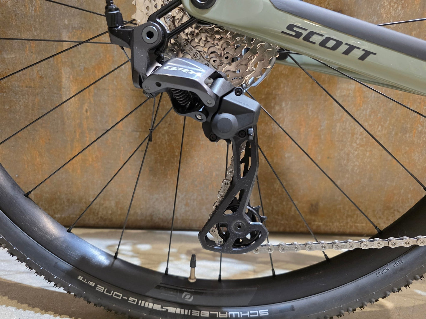 Gravel/Cyclocross von Scott, SCOTT ADDICT GRAVEL 50 / UNDERGROWT GREEN / M vor USEDBIKES - OB.DE Hintergrund