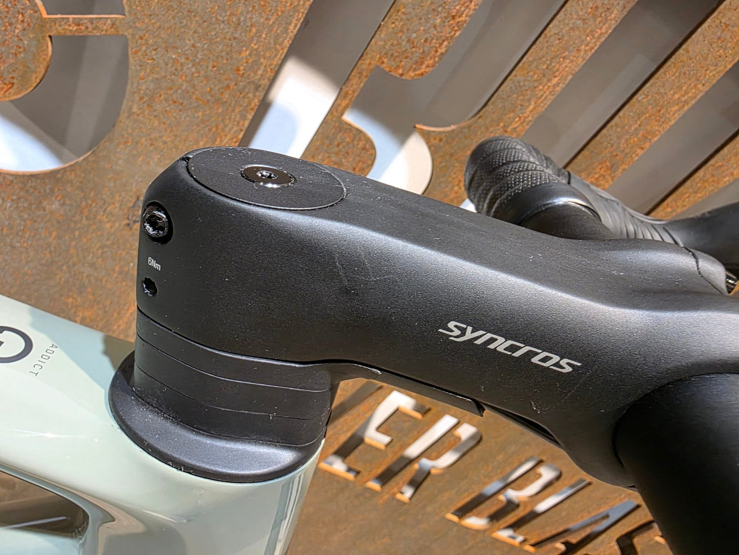 Gravel/Cyclocross von Scott, SCOTT ADDICT GRAVEL 50 / UNDERGROWT GREEN / M vor USEDBIKES - OB.DE Hintergrund