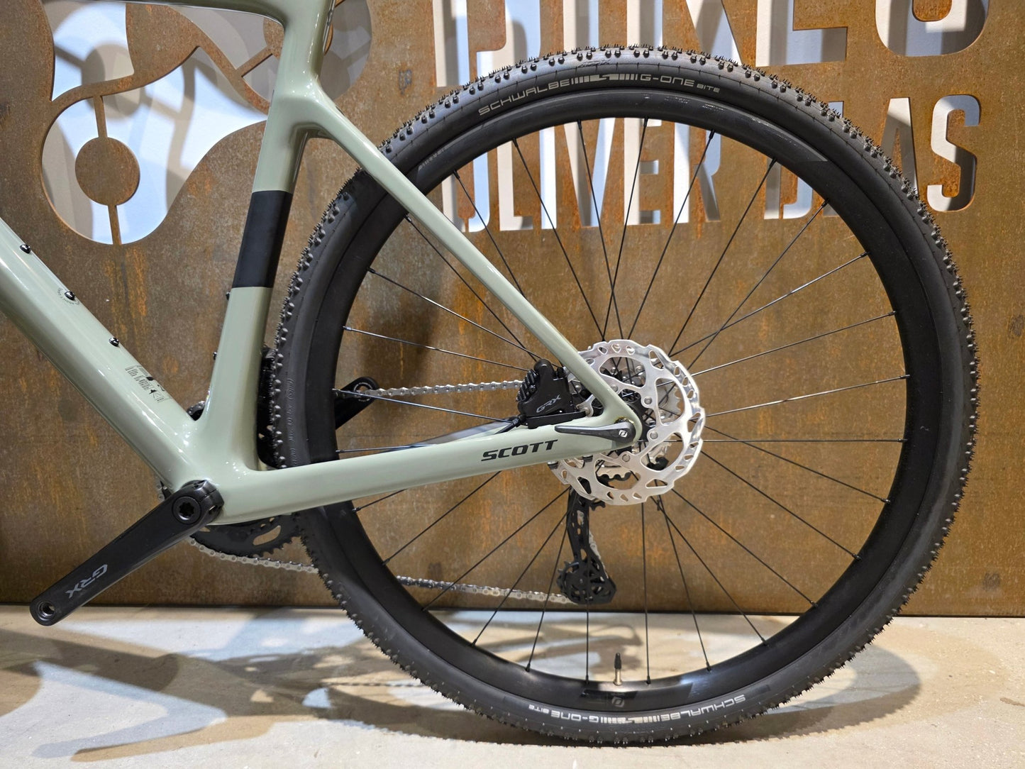 Gravel/Cyclocross von Scott, SCOTT ADDICT GRAVEL 50 / UNDERGROWT GREEN / M vor USEDBIKES - OB.DE Hintergrund