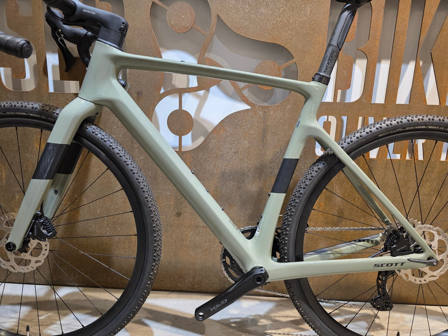 Gravel/Cyclocross von Scott, SCOTT ADDICT GRAVEL 50 / UNDERGROWT GREEN / M vor USEDBIKES - OB.DE Hintergrund