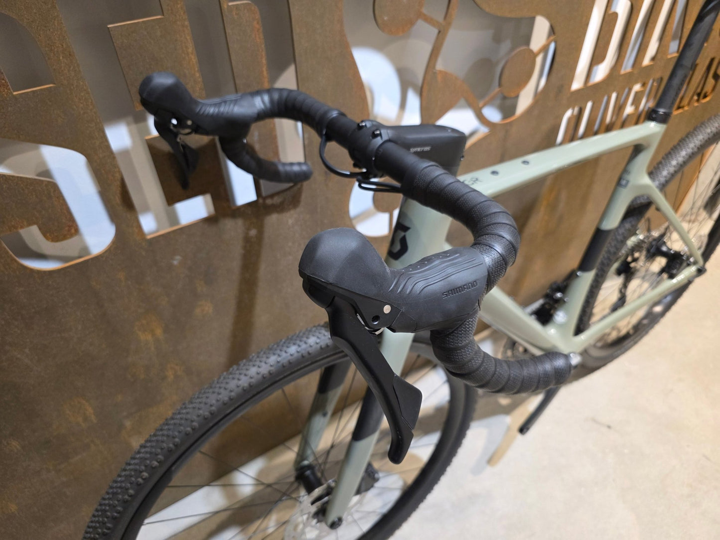 Gravel/Cyclocross von Scott, SCOTT ADDICT GRAVEL 50 / UNDERGROWT GREEN / M vor USEDBIKES - OB.DE Hintergrund