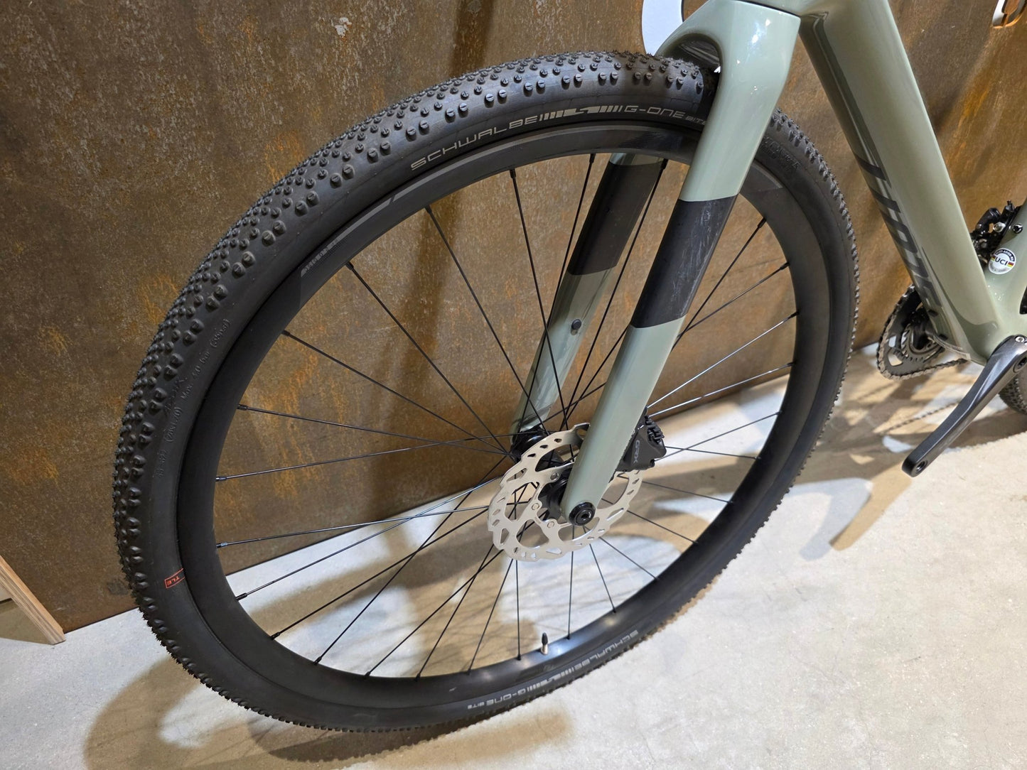 Gravel/Cyclocross von Scott, SCOTT ADDICT GRAVEL 50 / UNDERGROWT GREEN / M vor USEDBIKES - OB.DE Hintergrund