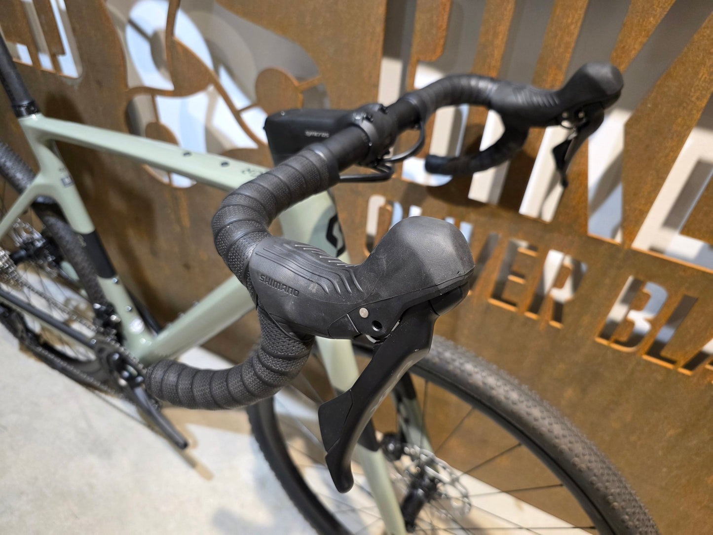 Gravel/Cyclocross von Scott, SCOTT ADDICT GRAVEL 50 / UNDERGROWT GREEN / M vor USEDBIKES - OB.DE Hintergrund