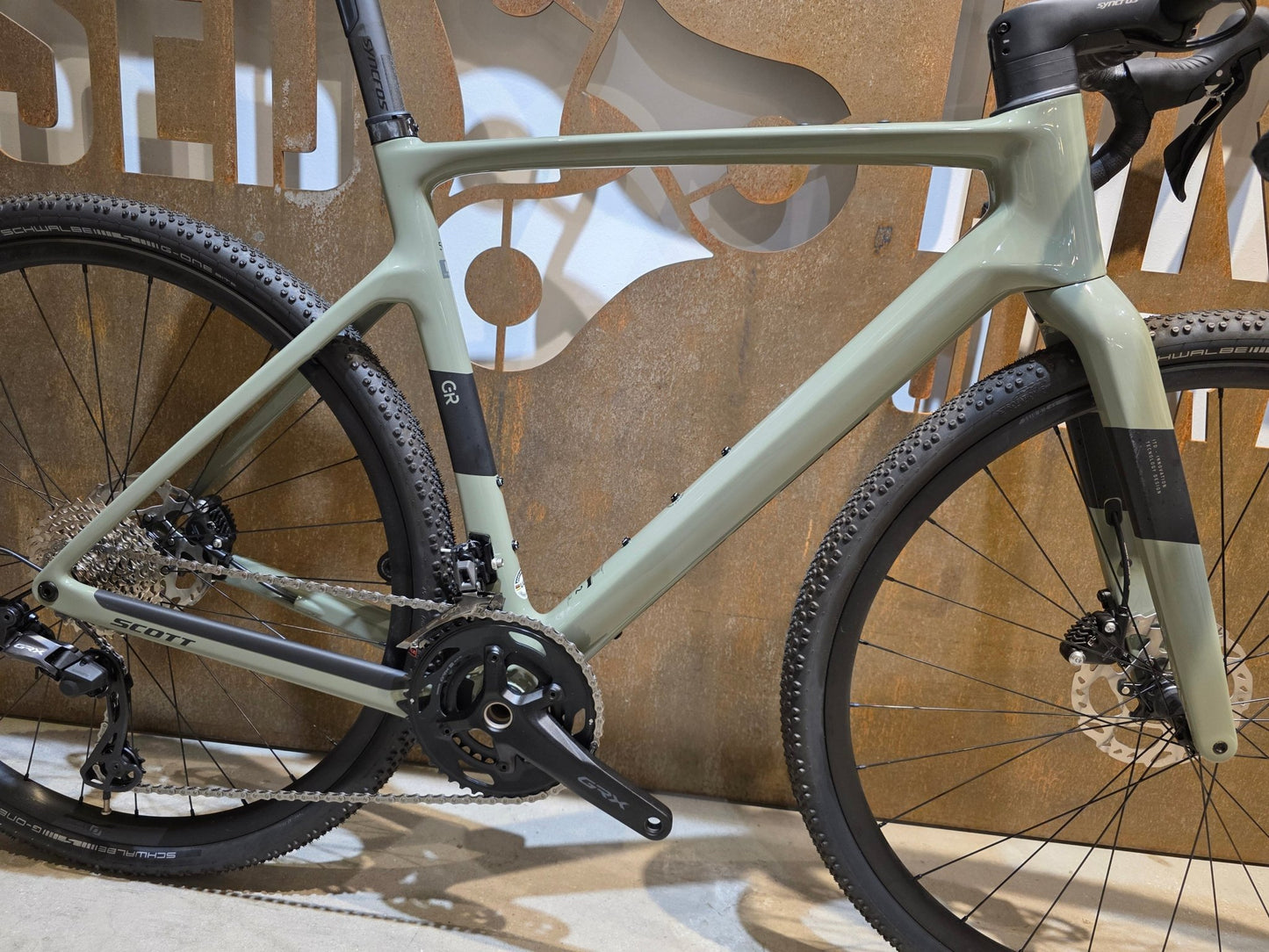 Gravel/Cyclocross von Scott, SCOTT ADDICT GRAVEL 50 / UNDERGROWT GREEN / M vor USEDBIKES - OB.DE Hintergrund