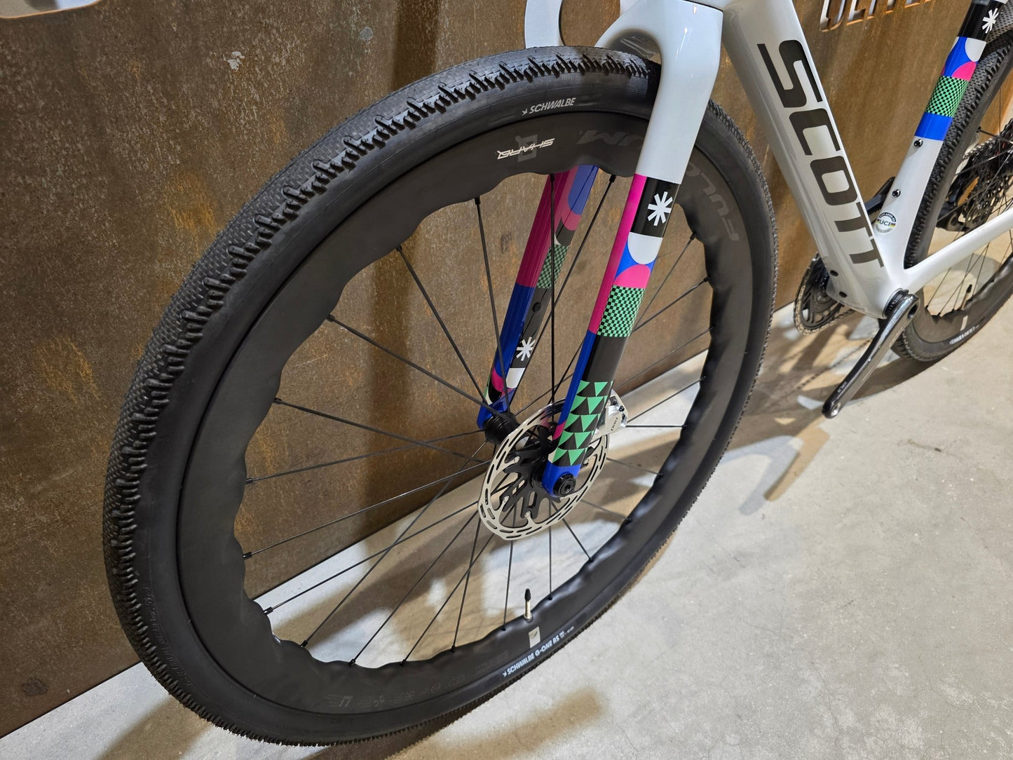 Gravel/Cyclocross von Scott, SCOTT ADDICT GRAVEL RC / BELUGA GREY / M vor USEDBIKES - OB.DE Hintergrund