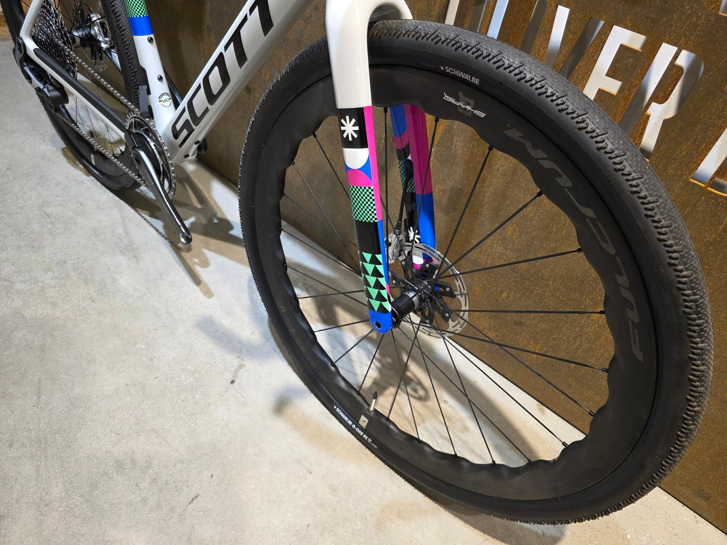 Gravel/Cyclocross von Scott, SCOTT ADDICT GRAVEL RC / BELUGA GREY / M vor USEDBIKES - OB.DE Hintergrund