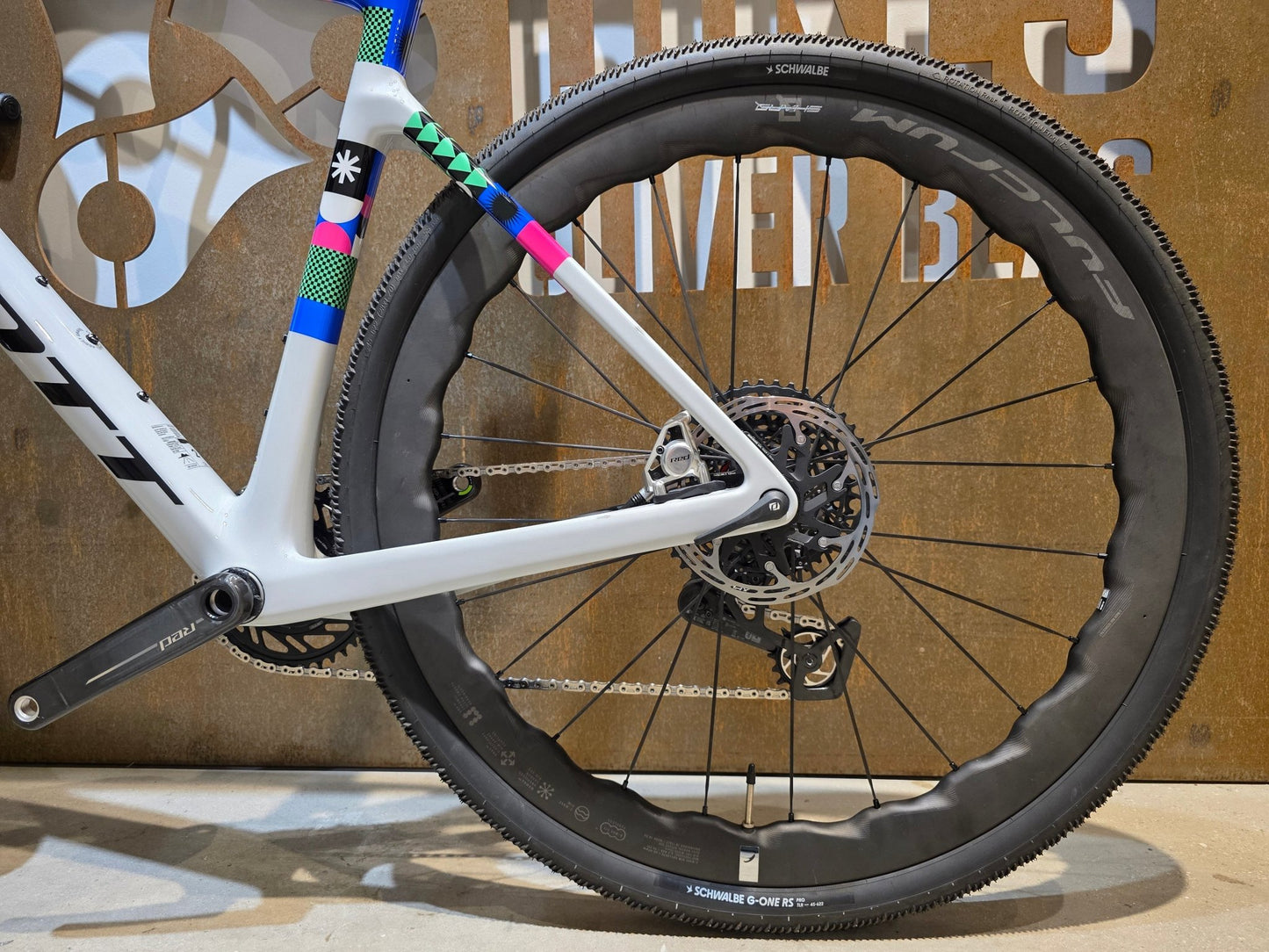 Gravel/Cyclocross von Scott, SCOTT ADDICT GRAVEL RC / BELUGA GREY / M vor USEDBIKES - OB.DE Hintergrund